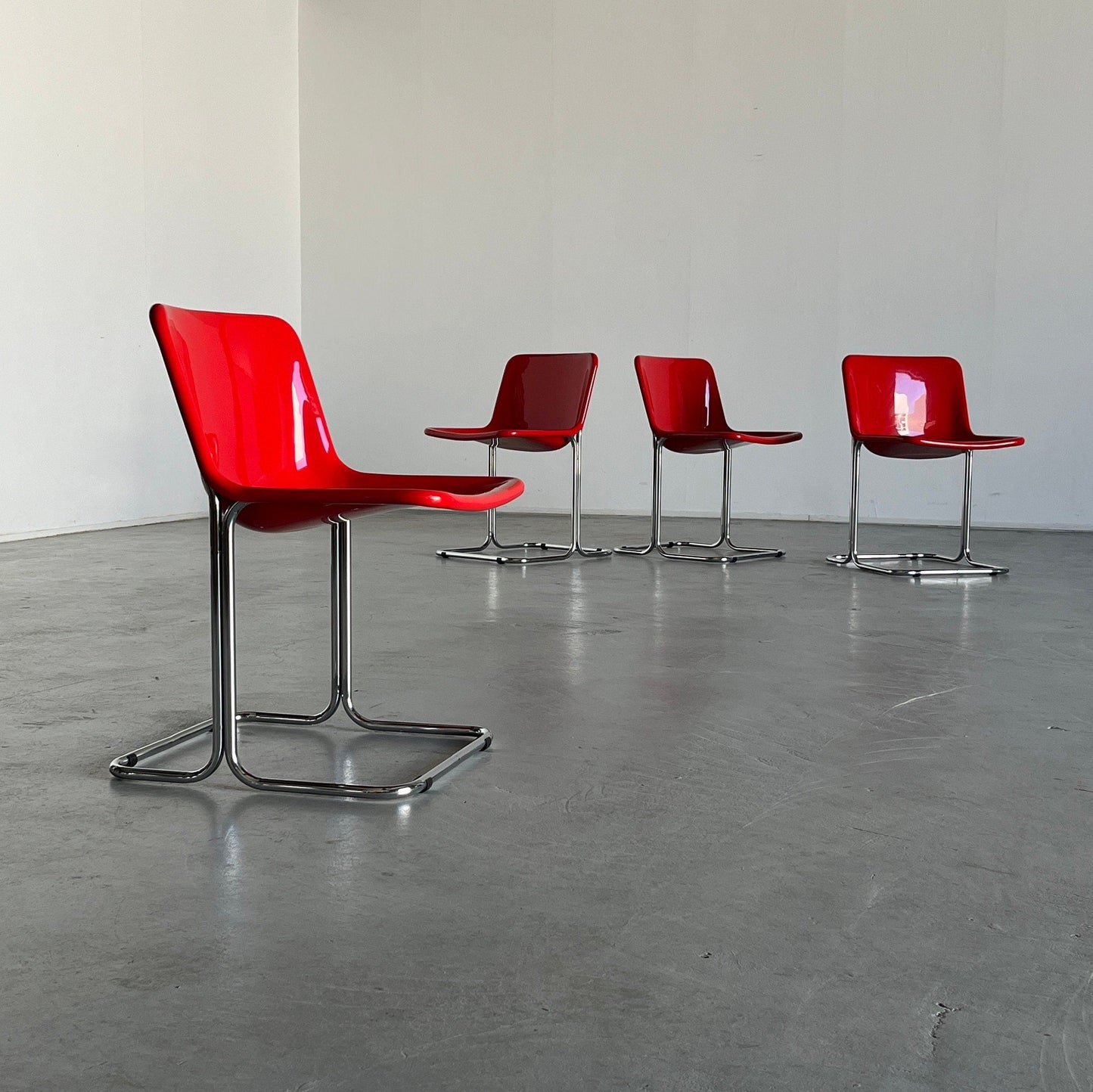 Ensemble de 4 chaises de salle à manger Space Age, plastique rouge brillant et acier tubulaire chromé, Italie Vintage années 1960