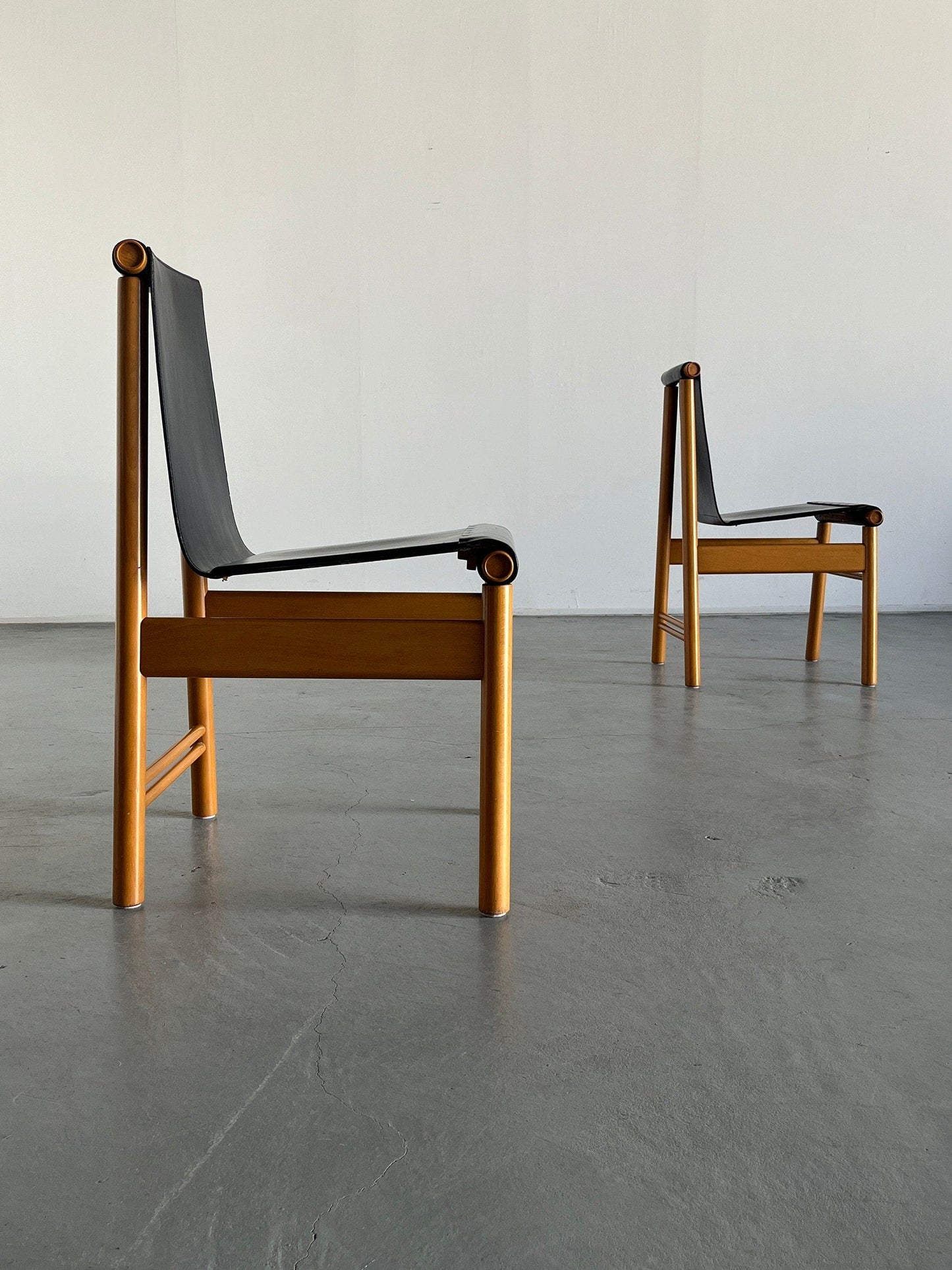 Ensemble de 2 chaises à manger sculpturales italiennes modernes du milieu du siècle, cuir noir et bois, Italie vintage des années 1970