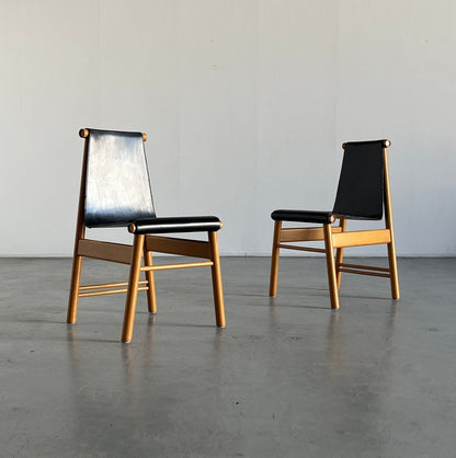 Ensemble de 2 chaises à manger sculpturales italiennes modernes du milieu du siècle, cuir noir et bois, Italie vintage des années 1970