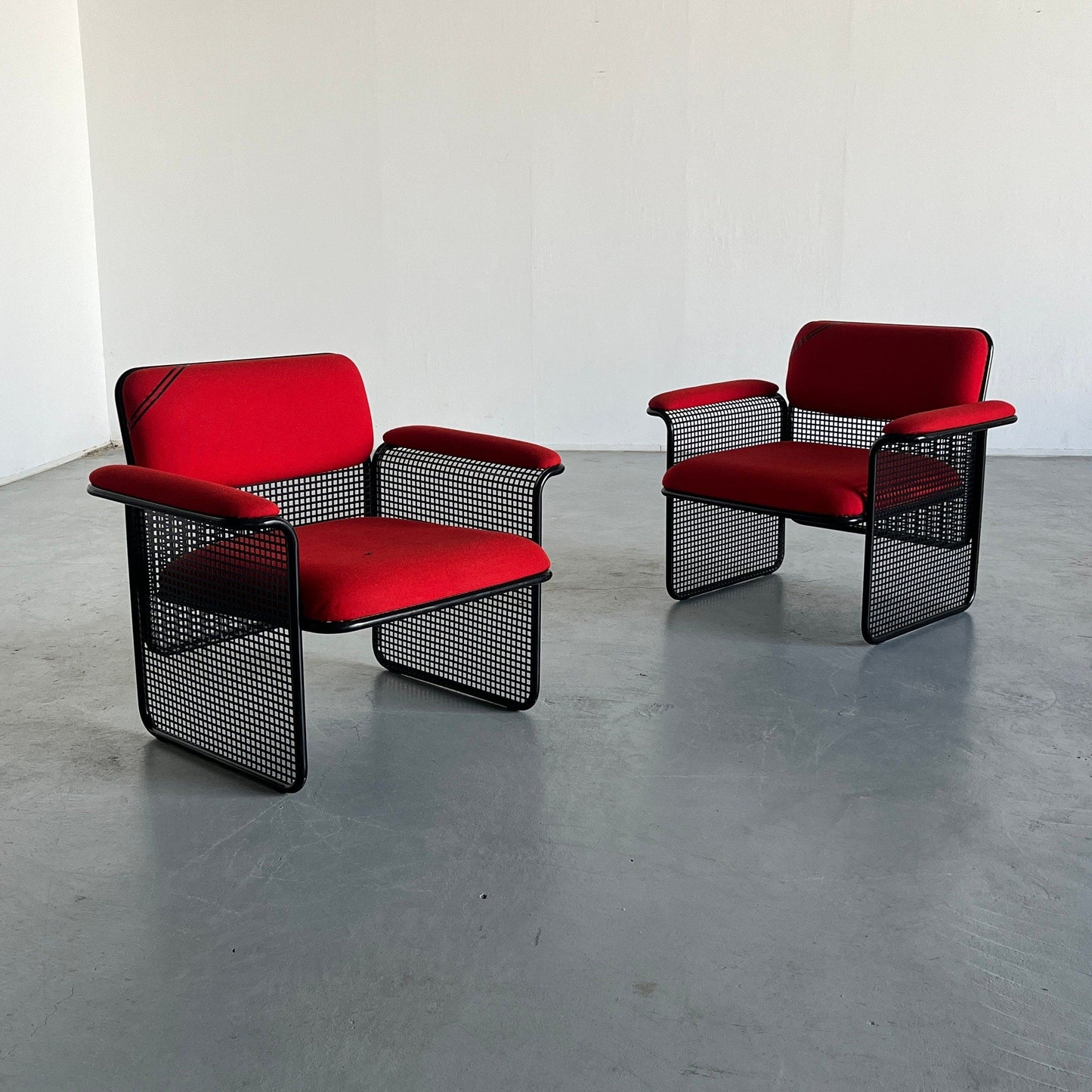 1 des 2 fauteuils postmodernes italiens avec revêtement rouge vif et fil de métal noir, par Talin, Italie vintage des années 1970