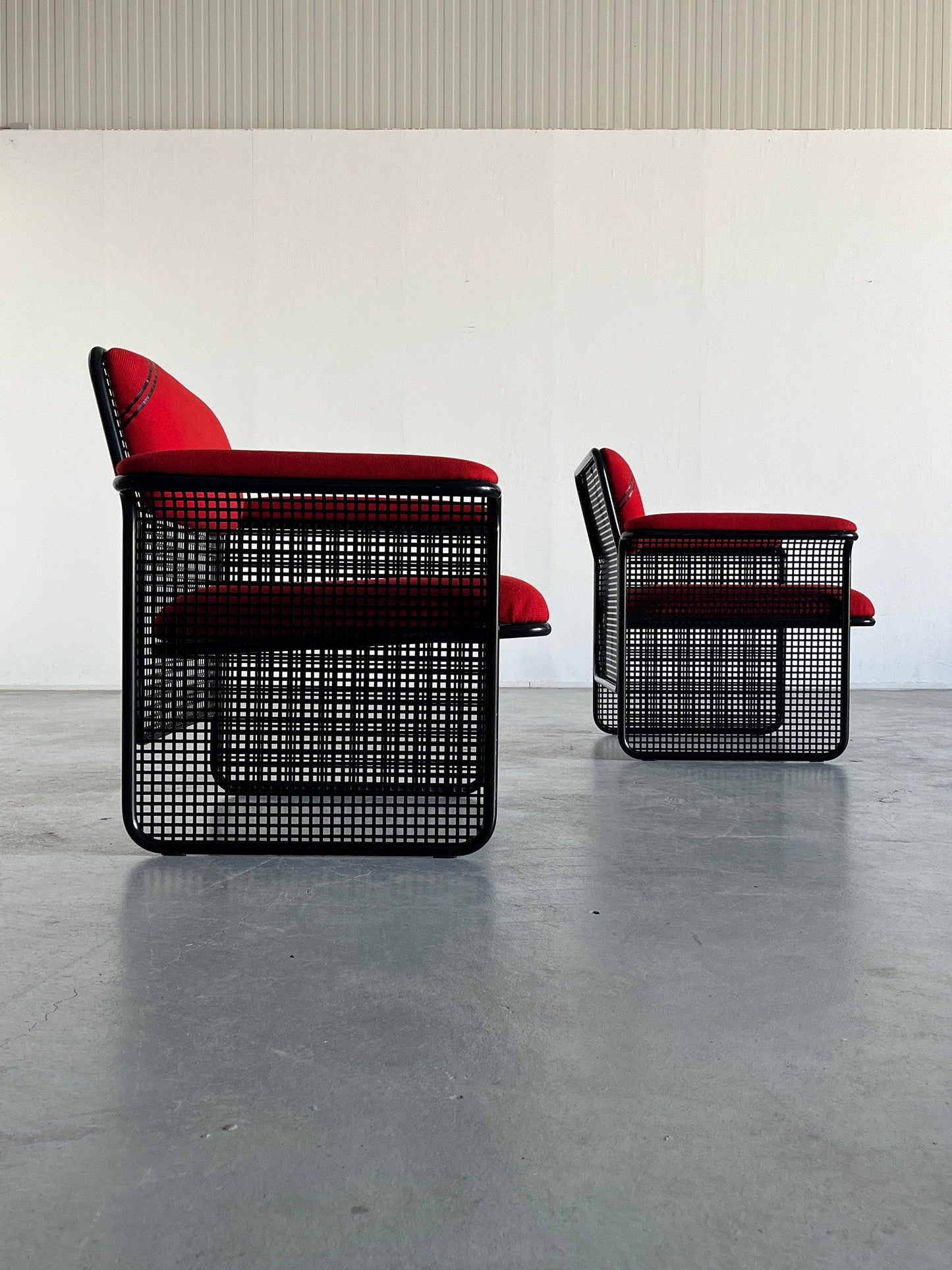 1 des 2 fauteuils postmodernes italiens avec revêtement rouge vif et fil de métal noir, par Talin, Italie vintage des années 1970