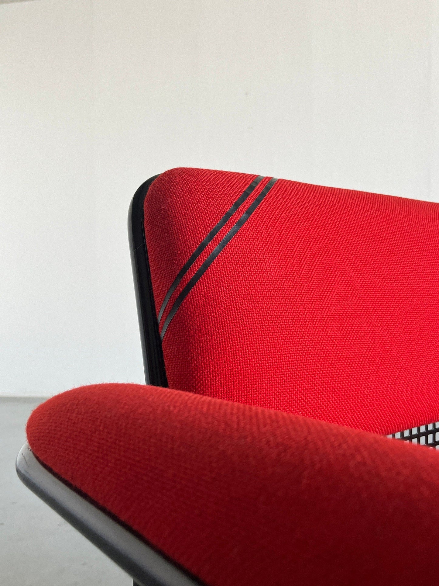 1 of 2 Italian Postmodern Armchairs in Vivid Red Upholstery and Black Metal Wire, by Talin, Italy 1970s Vintage