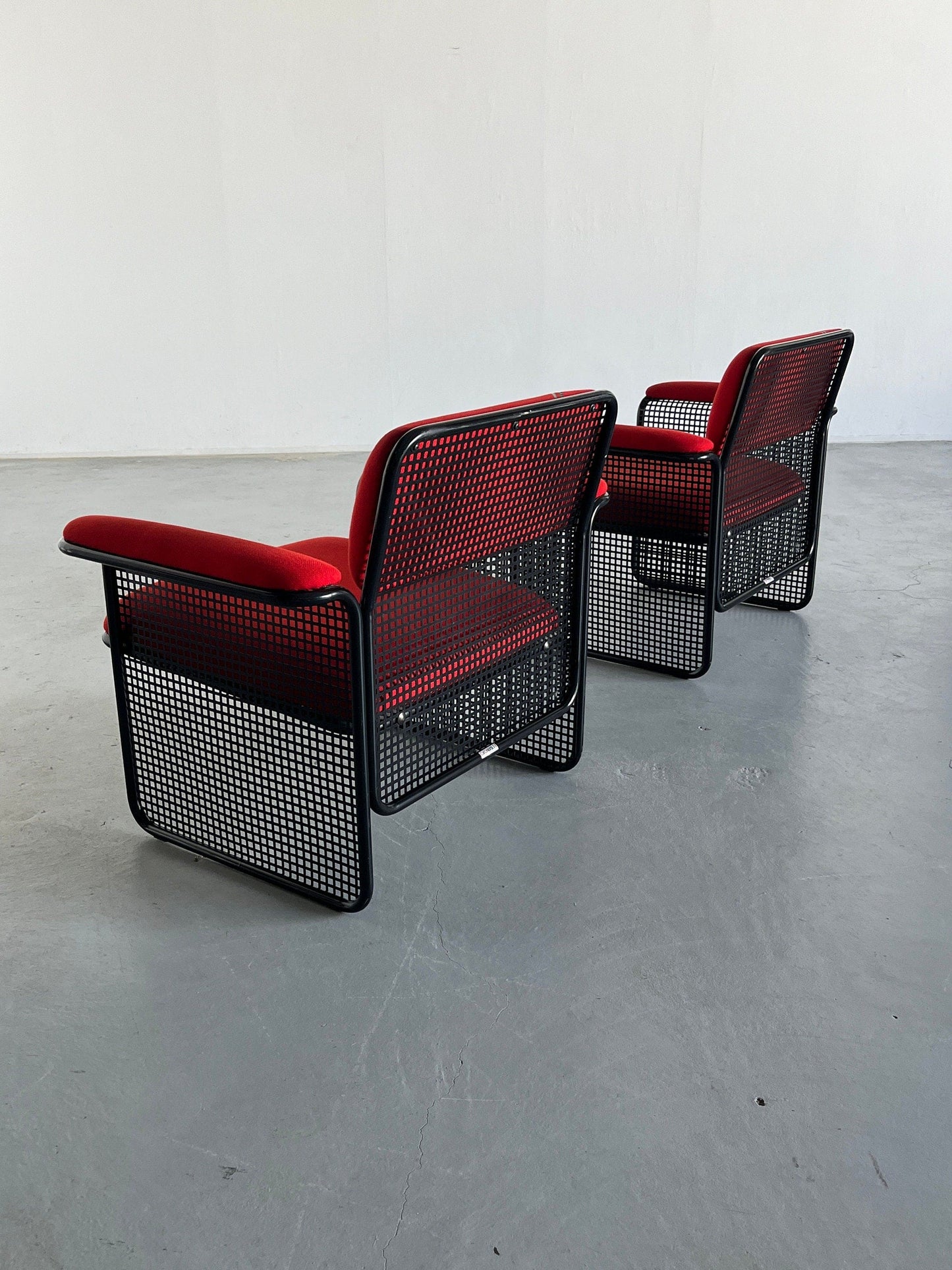 1 des 2 fauteuils postmodernes italiens avec revêtement rouge vif et fil de métal noir, par Talin, Italie vintage des années 1970