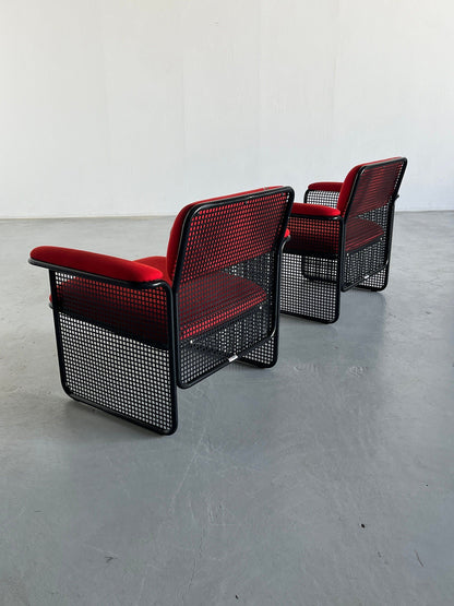 1 des 2 fauteuils postmodernes italiens avec revêtement rouge vif et fil de métal noir, par Talin, Italie vintage des années 1970