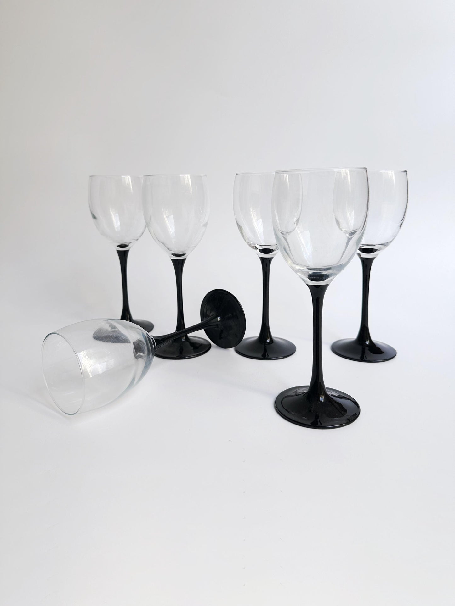 6 verres à vin Luminarc Domino années 80 vin blanc vin rouge coupe noire gobelet Art Déco Revival Postmodern vintage