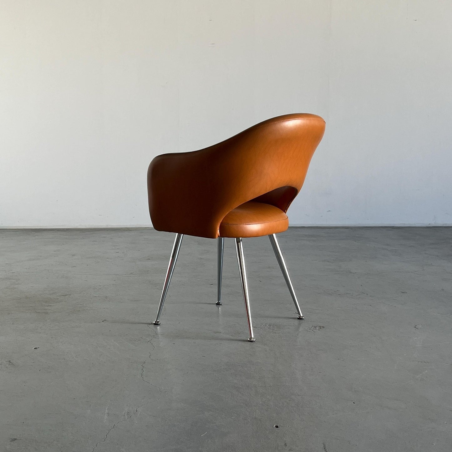 Mid-Century Modern Armchair in the style of Eero Saarinen, brown imitation leather and chrome-plated steel, 1980s Vintage