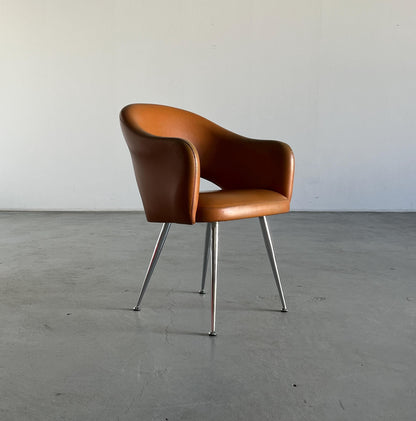 Fauteuil moderne milieu de siècle dans le style d'Eero Saarinen, simili cuir marron et acier chromé, Vintage 1980