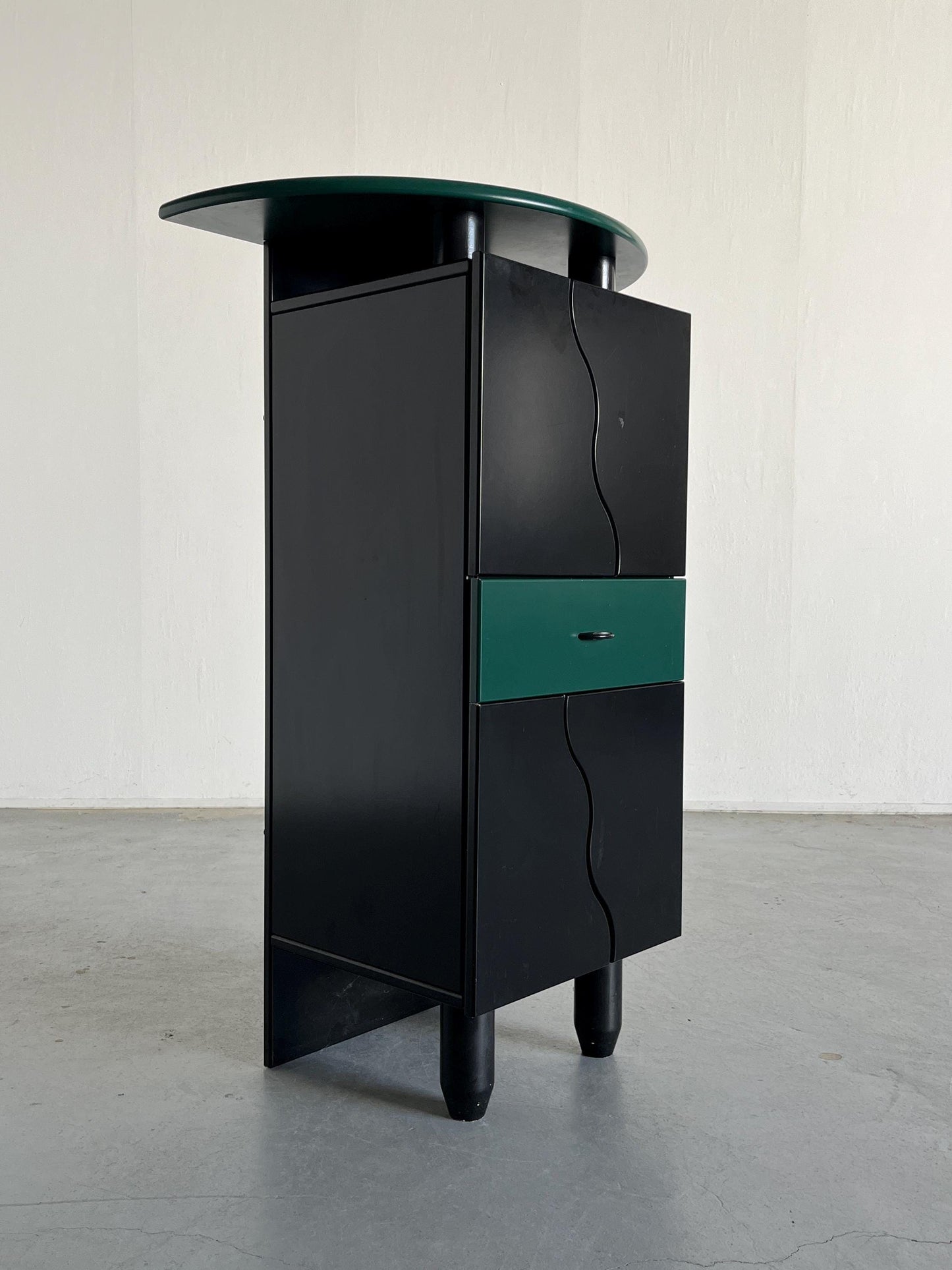 Postmodern Memphis Style Bar Cabinet in Schwarz und Grün Holz, im Stil von Peter Maly, 1980er Vintage