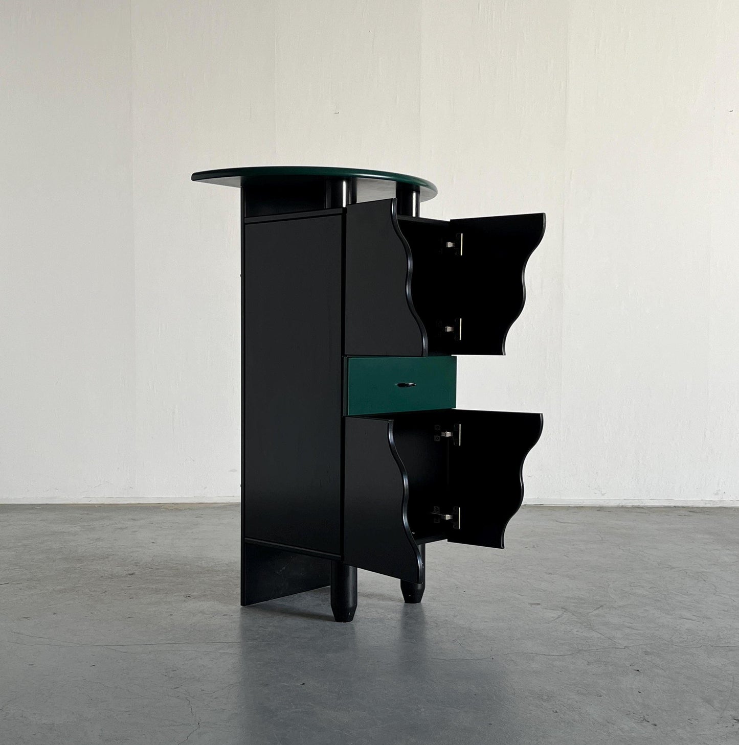 Postmodern Memphis Style Bar Cabinet in Schwarz und Grün Holz, im Stil von Peter Maly, 1980er Vintage