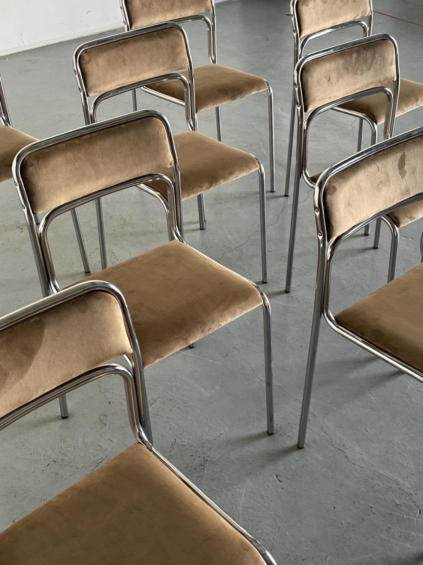 Bauhaus Chrome Tubular Steel et Beige Velvet Chairs / Chaises de salle à manger empilables modernistes italiennes des années 1980 vintage