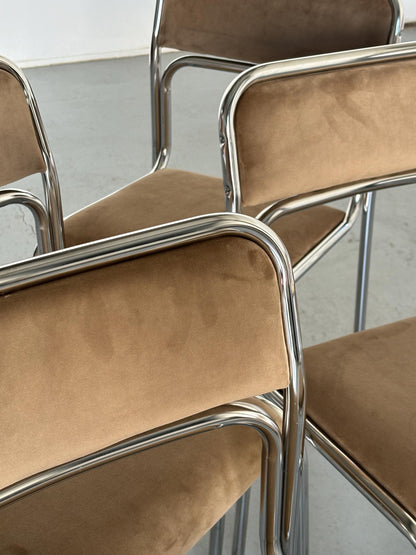 Bauhaus Chrome Tubular Steel et Beige Velvet Chairs / Chaises de salle à manger empilables modernistes italiennes des années 1980 vintage