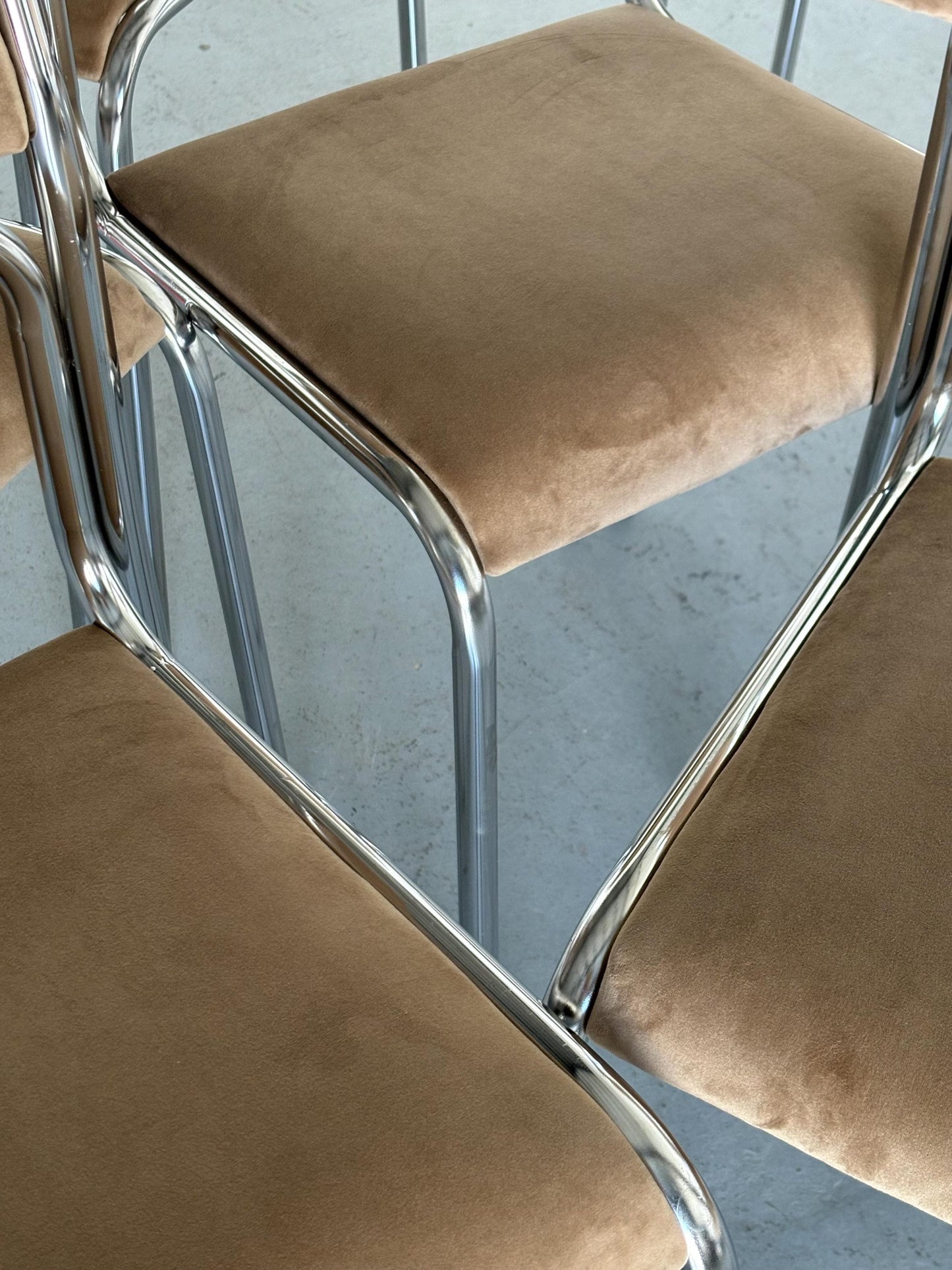 Bauhaus Chrome Tubular Steel et Beige Velvet Chairs / Chaises de salle à manger empilables modernistes italiennes des années 1980 vintage