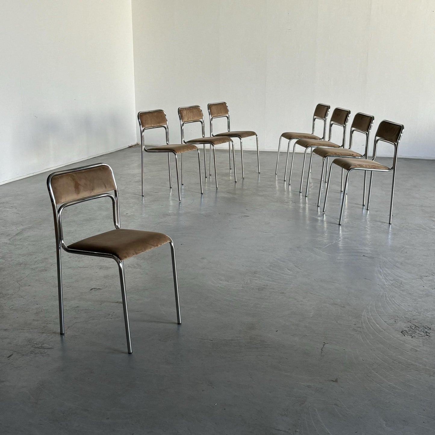 Bauhaus Chrome Tubular Steel et Beige Velvet Chairs / Chaises de salle à manger empilables modernistes italiennes des années 1980 vintage