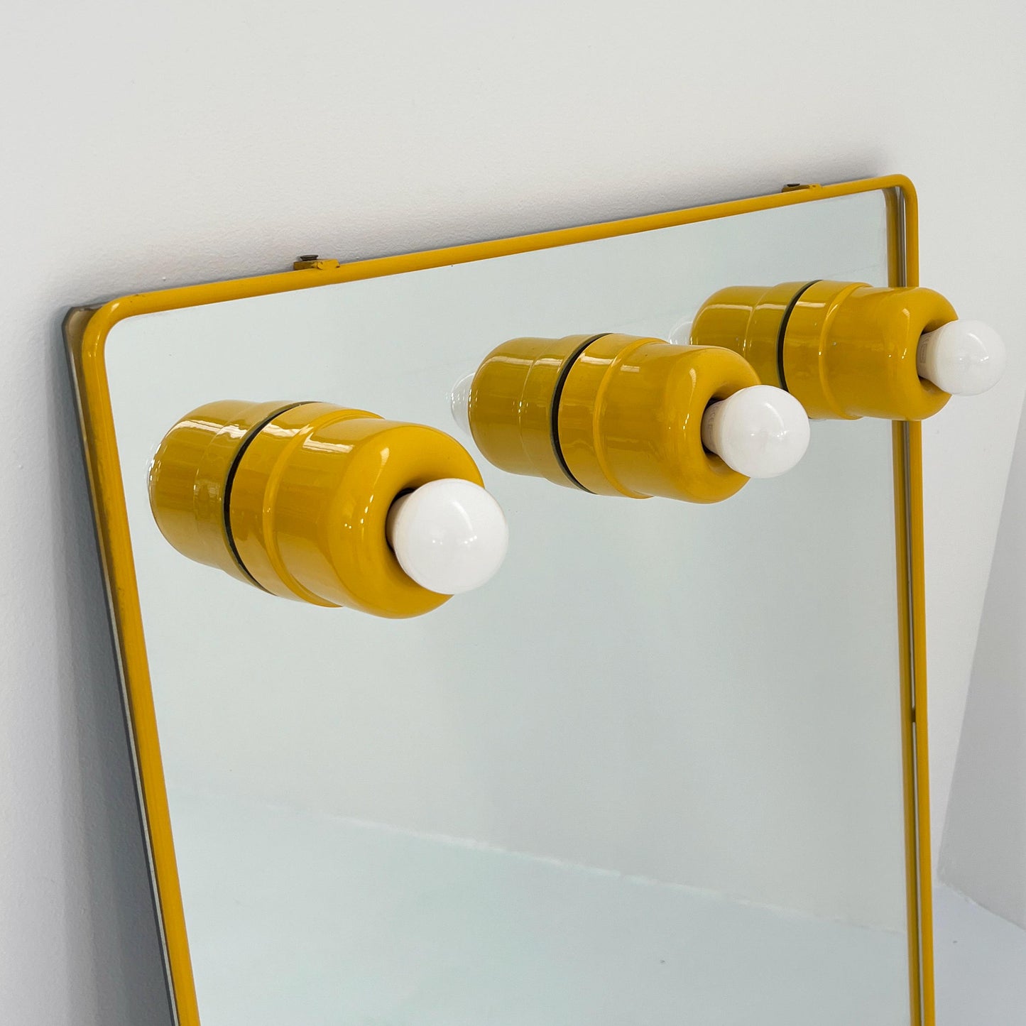 Miroir de maquillage en métal jaune, vintage années 1980