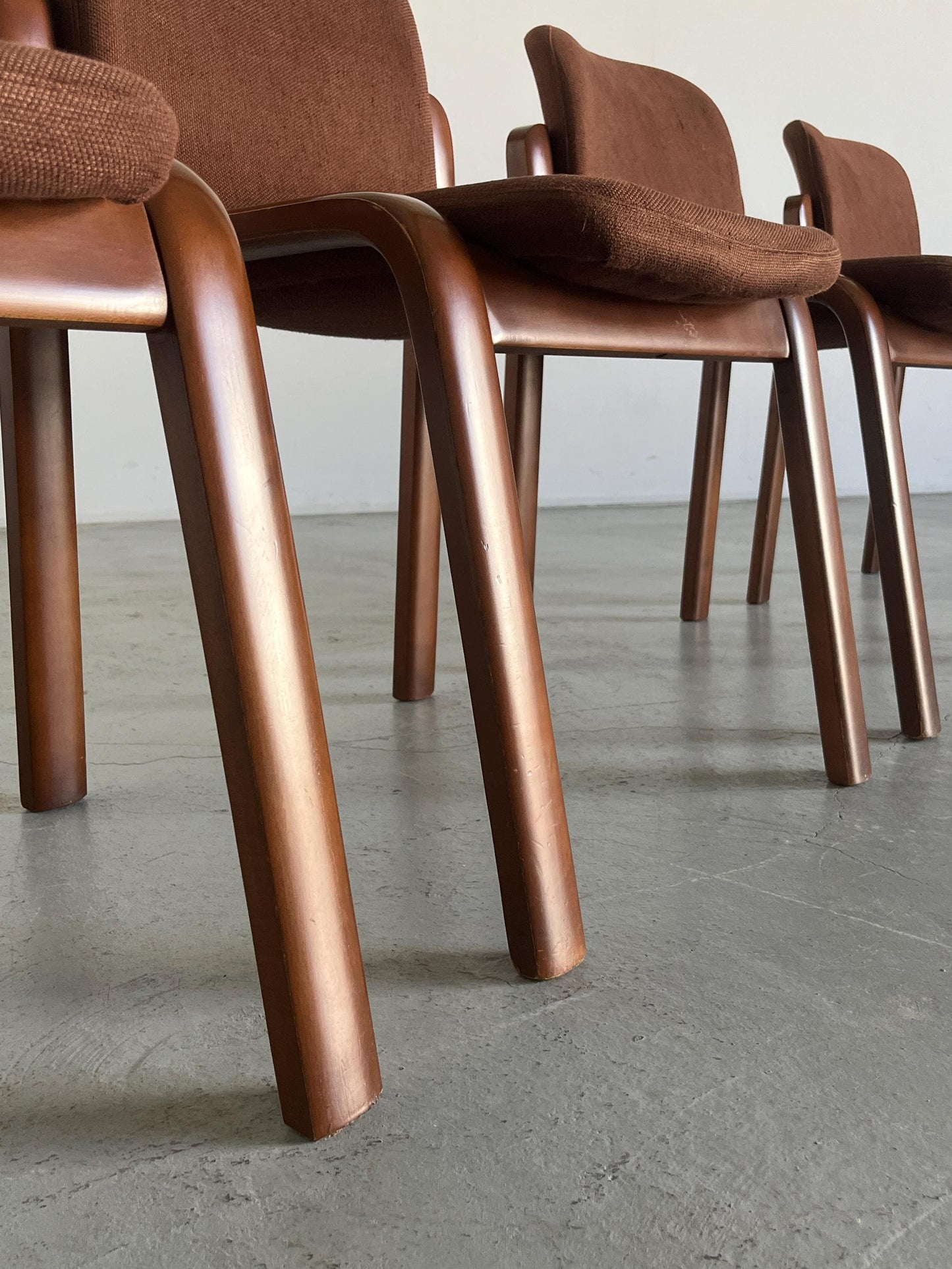 Ensemble de 4 chaises de salle à manger italiennes élégantes du milieu du siècle moderne en bois courbé avec revêtement marron foncé, Italie vintage des années 1980