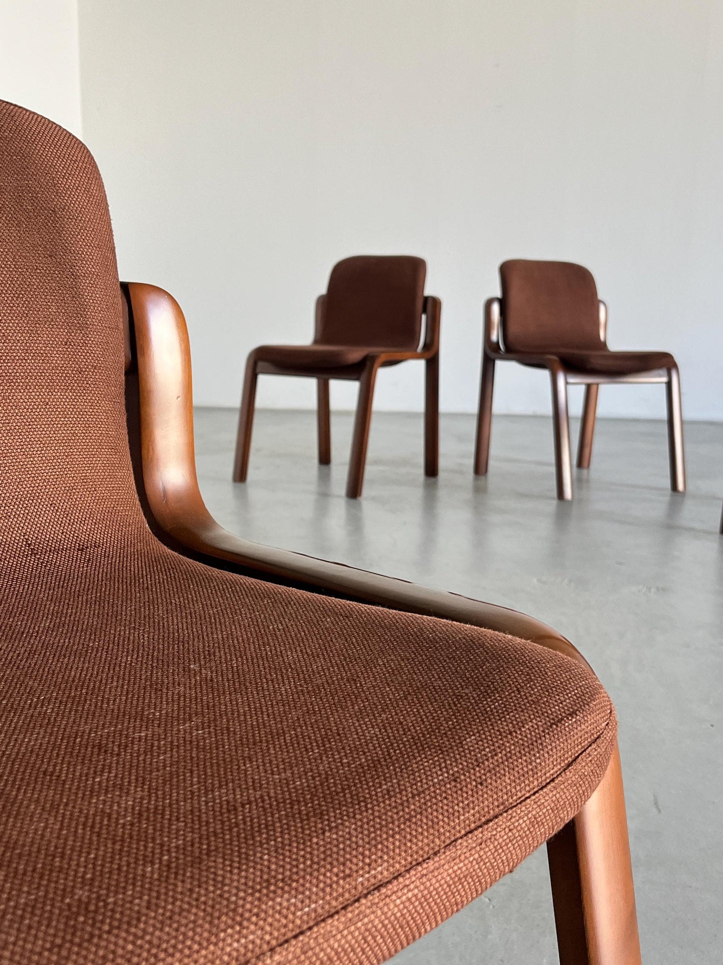 Ensemble de 4 chaises de salle à manger italiennes élégantes du milieu du siècle moderne en bois courbé avec revêtement marron foncé, Italie vintage des années 1980