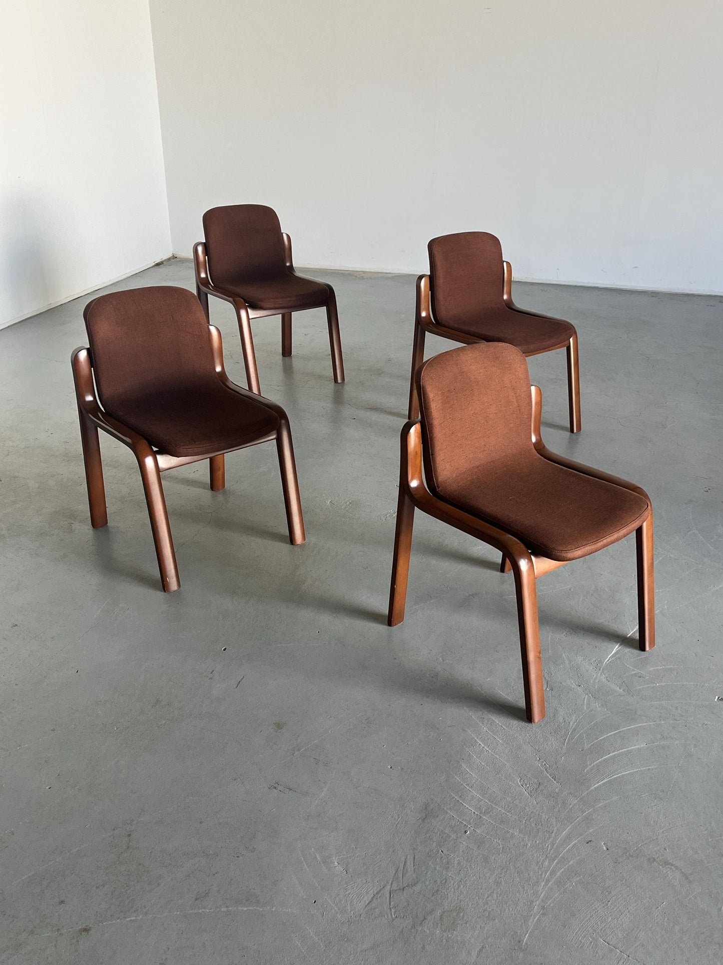 Ensemble de 4 chaises de salle à manger italiennes élégantes du milieu du siècle moderne en bois courbé avec revêtement marron foncé, Italie vintage des années 1980