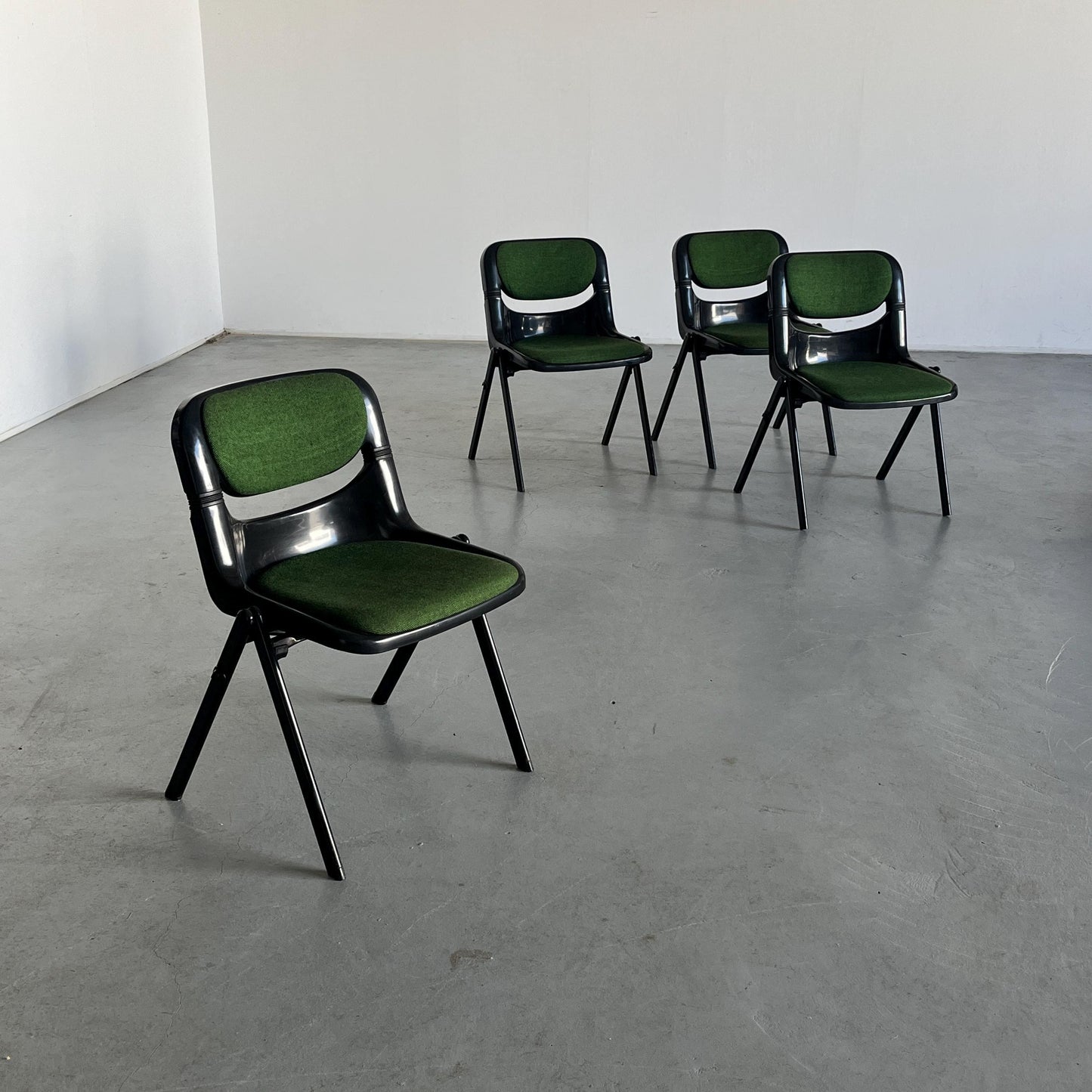 Set of 4 Space Age Desk Chairs by Giancarlo Piretti and Emilio Abasz for Dorsal, Black Plastic and Green Upholstery, 1980 Italian Atomic Age Vintage