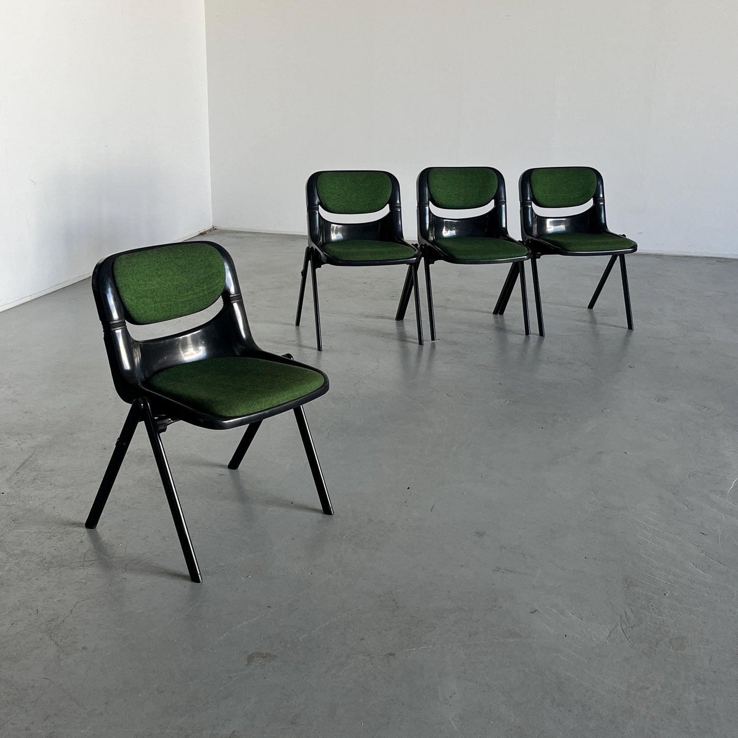 Set of 4 Space Age Desk Chairs by Giancarlo Piretti and Emilio Abasz for Dorsal, Black Plastic and Green Upholstery, 1980 Italian Atomic Age Vintage