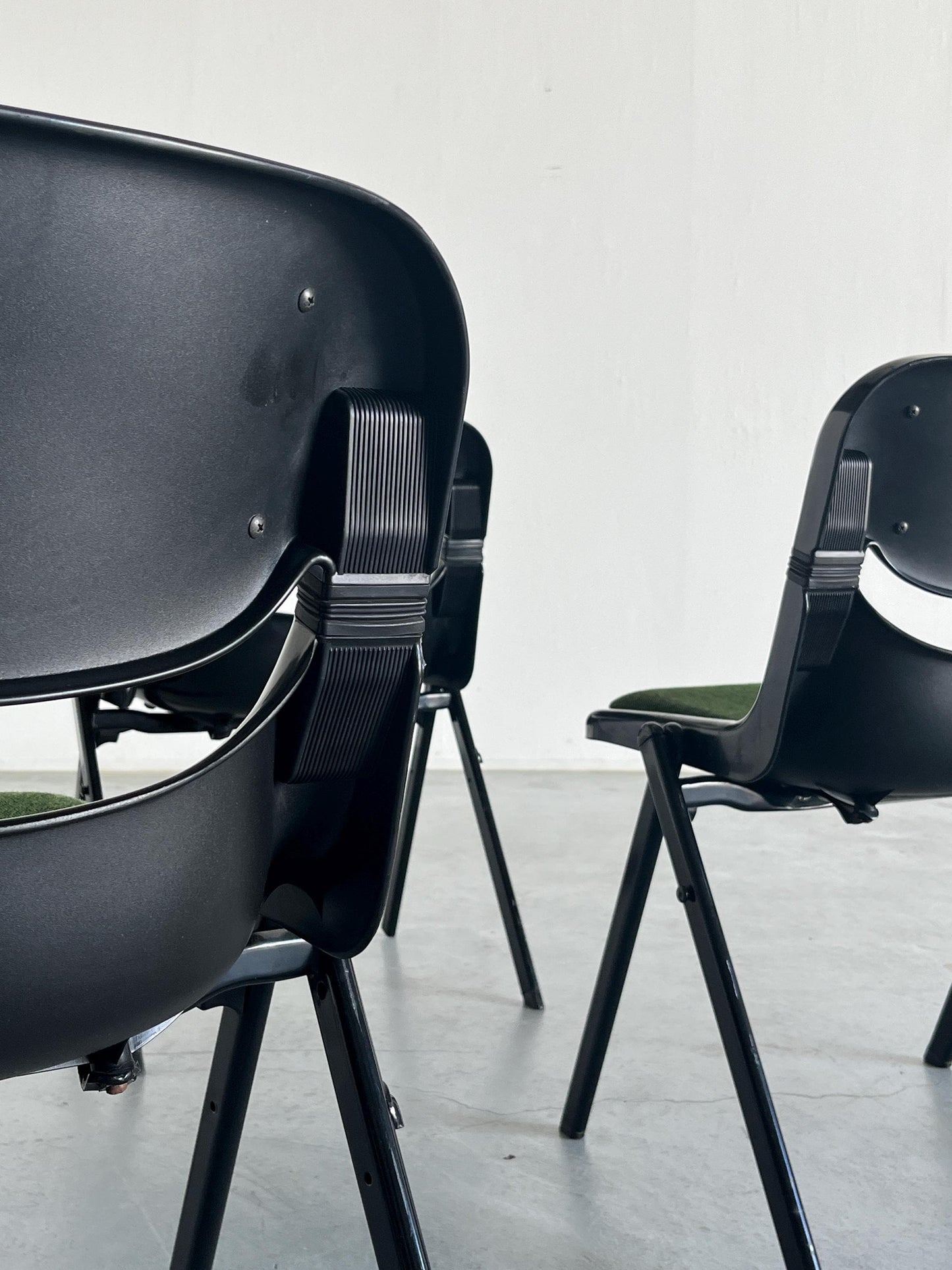 Set of 4 Space Age Desk Chairs by Giancarlo Piretti and Emilio Abasz for Dorsal, Black Plastic and Green Upholstery, 1980 Italian Atomic Age Vintage