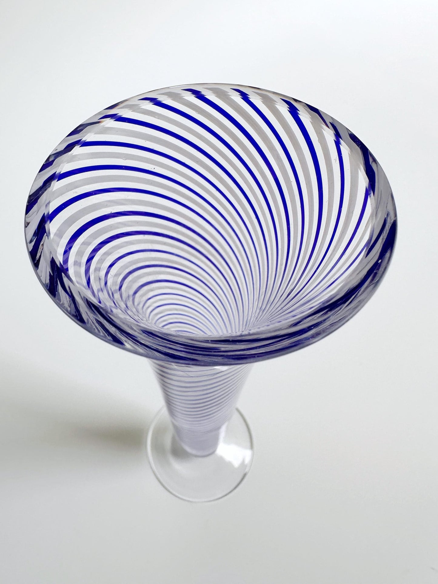 Pasabahce Swirl Thread Glass Vase Cobalt Bleu Bülbül Turc Mid Century White Flower Vase Solifleur vintage