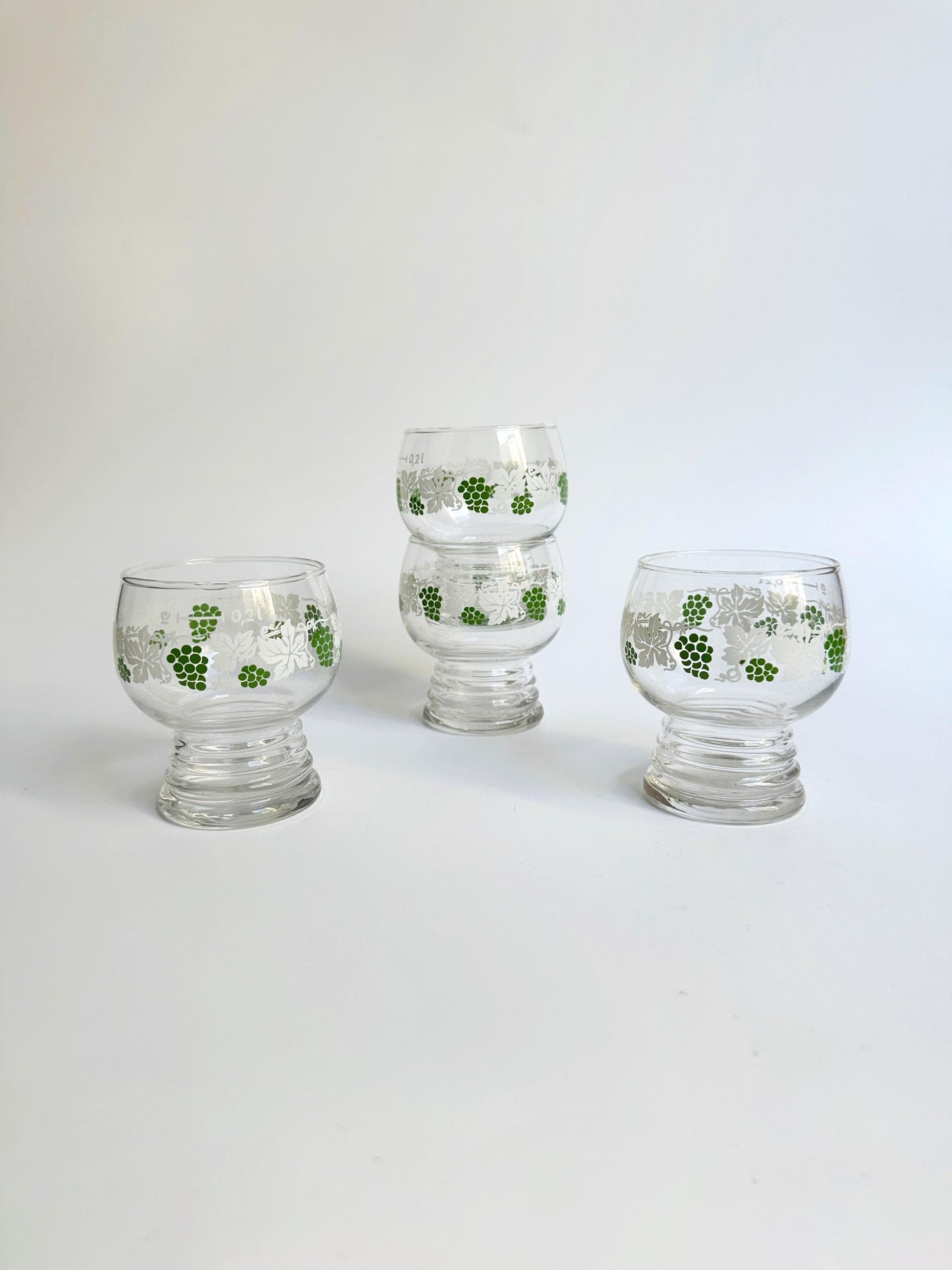 Set von 2 Karaffe mit 4 Trinkgläsern Wein Reben Blätter Grün Glas 70er 60er Luminarc Arcoroc Krug Rotwein Weißwein Vintage