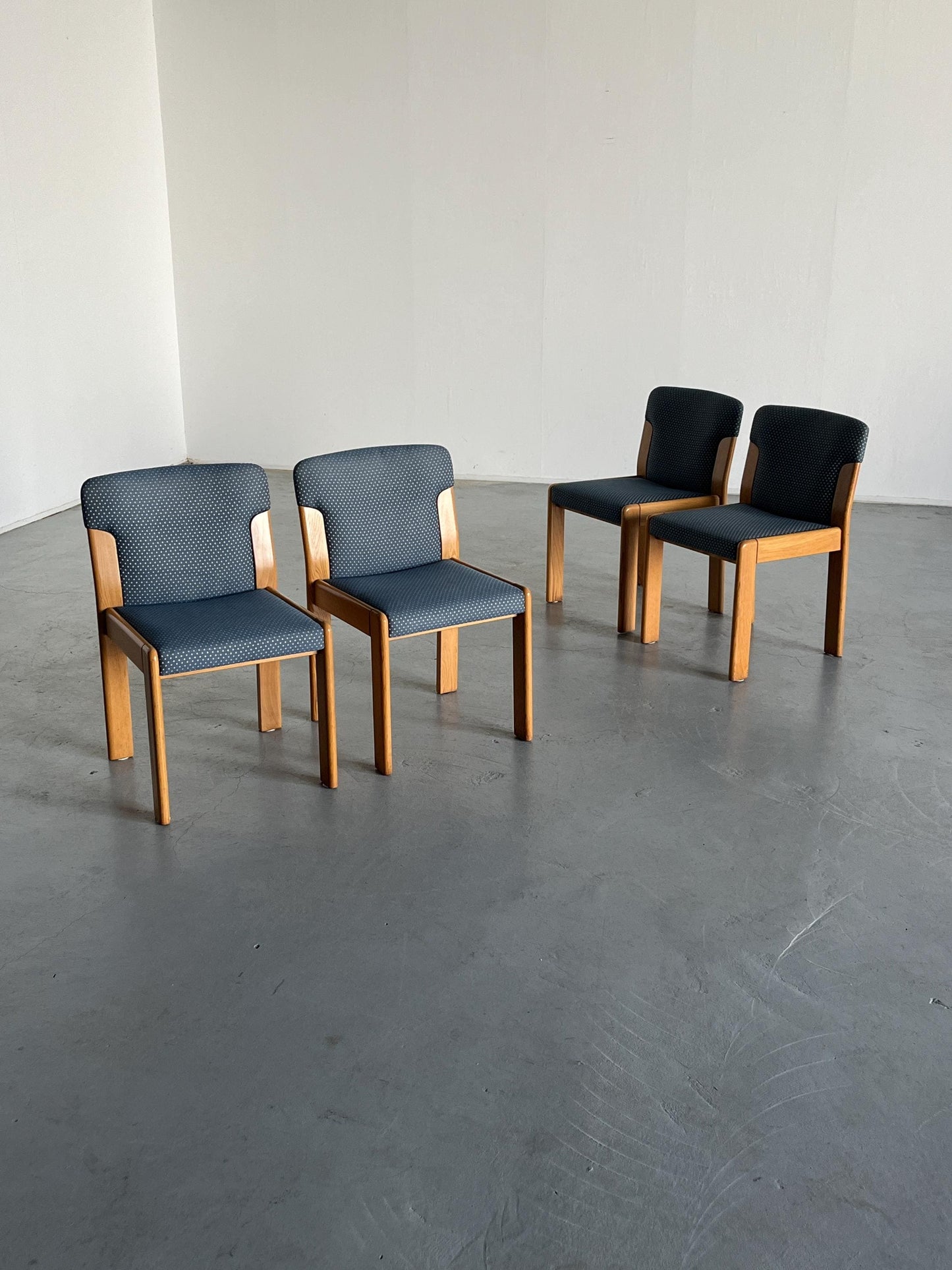 4er Set Vintage Mid-Century Esszimmerstühle im Stil von Silvio Coppola, Holz und blau gemusterte Polsterung, 1970er