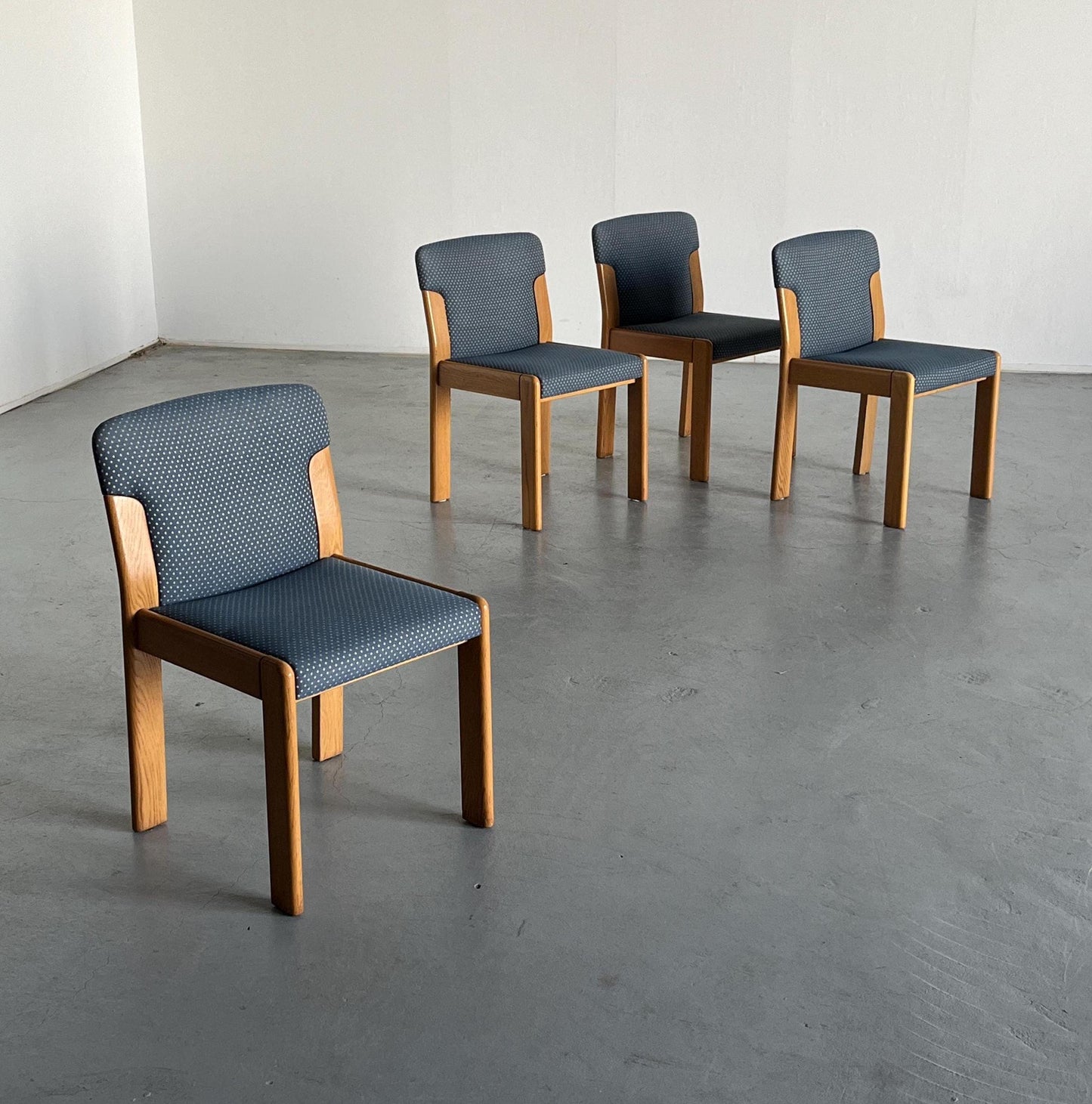 4er Set Vintage Mid-Century Esszimmerstühle im Stil von Silvio Coppola, Holz und blau gemusterte Polsterung, 1970er