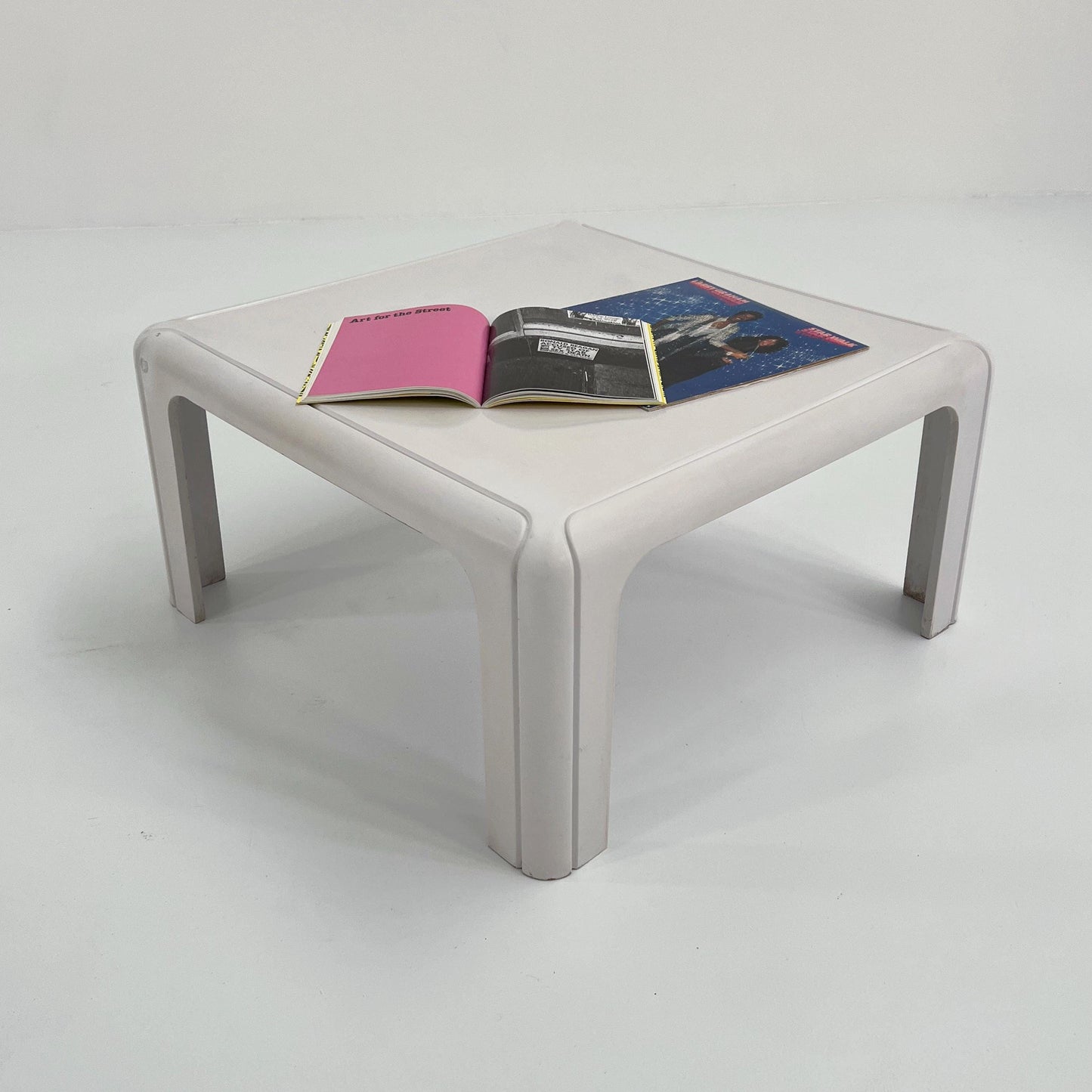 White Model 4894 coffee table