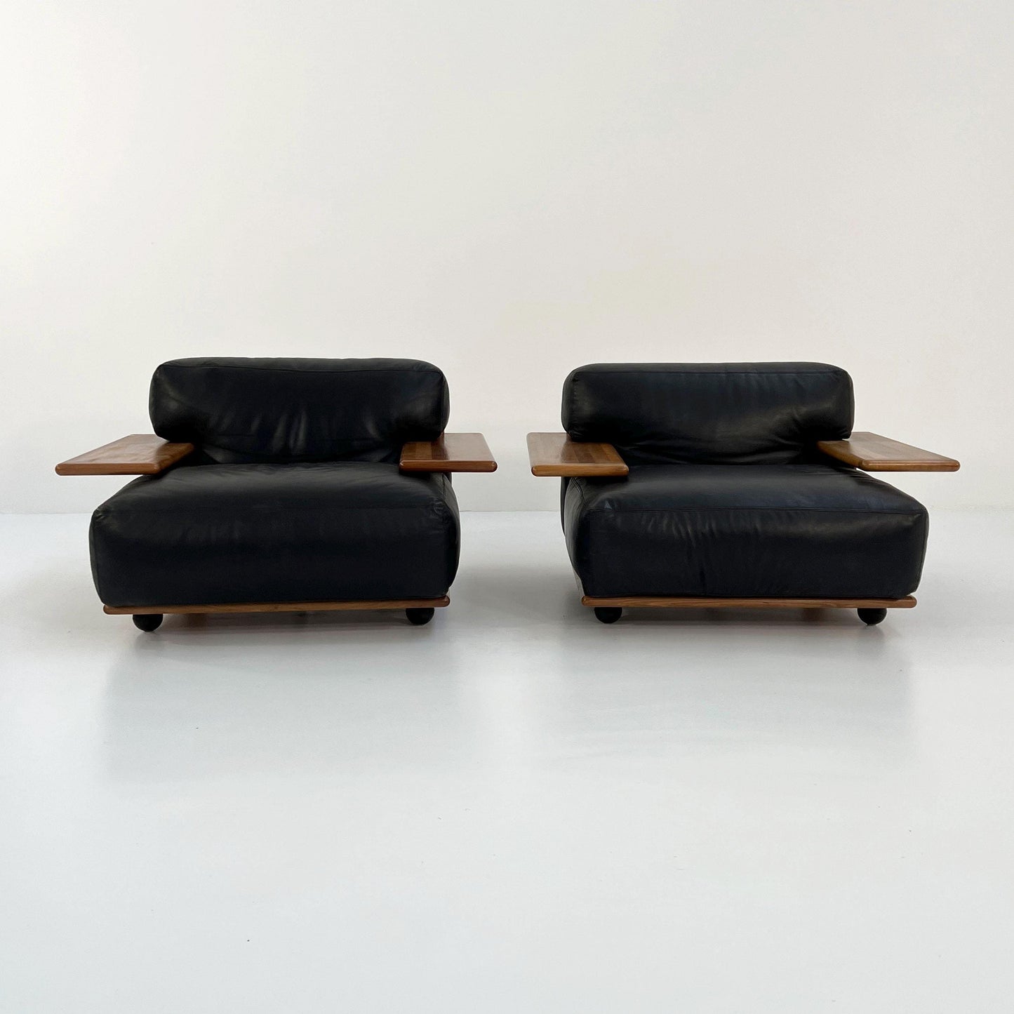 Suite de 2 fauteuils Pianura en cuir noir par Mario Bellini pour Cassina, 1970