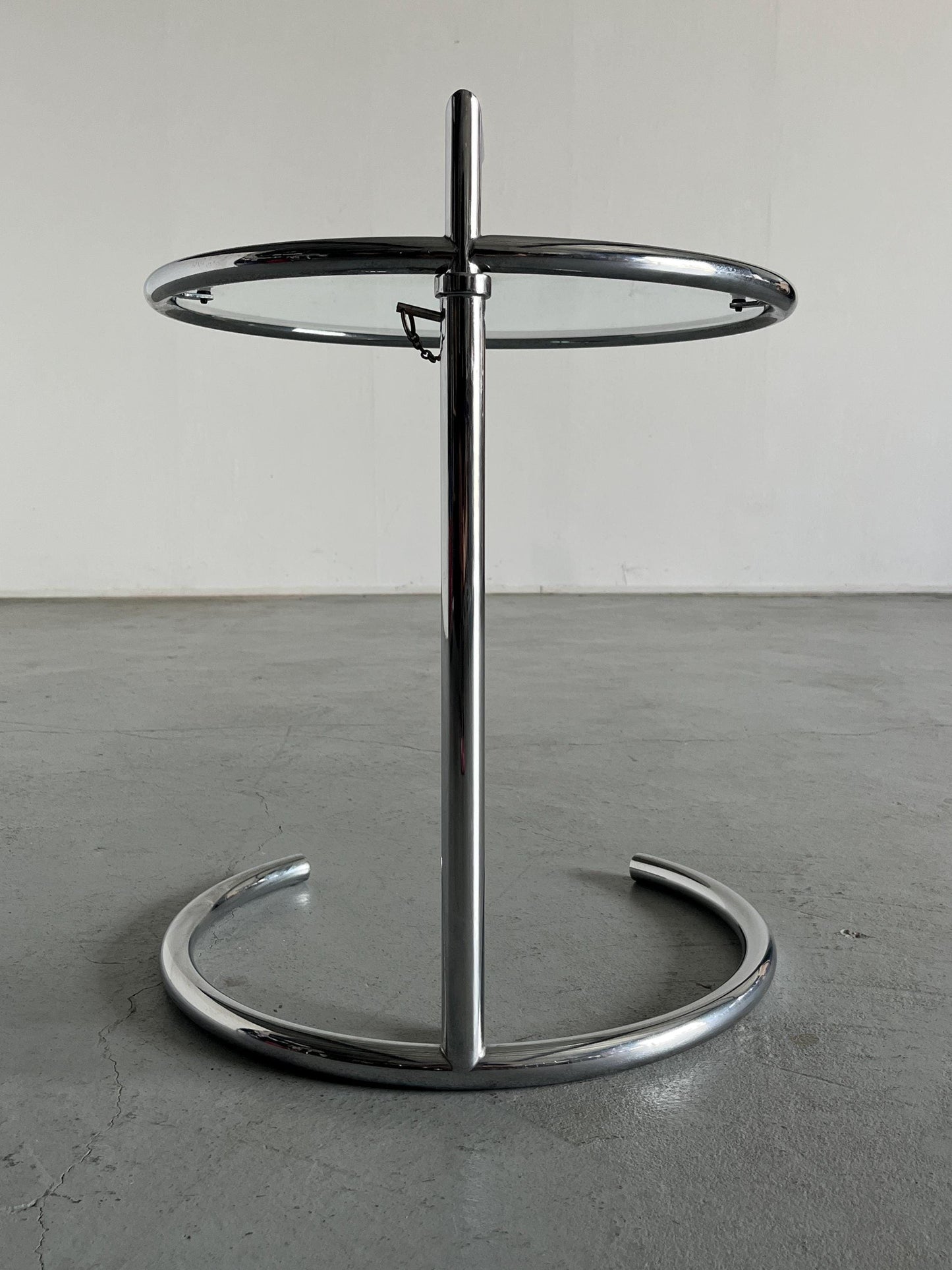 Elieen Gray "E1027" Stil Mid-Century Modern Chrom und Glas Beistelltisch, Italien 1990er