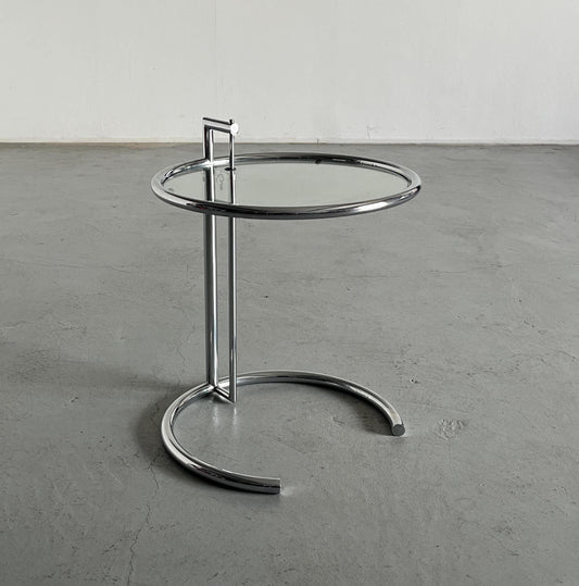 Table d'appoint moderne milieu de siècle en chrome et verre de style "E1027" Elieen Gray, Italie 1990