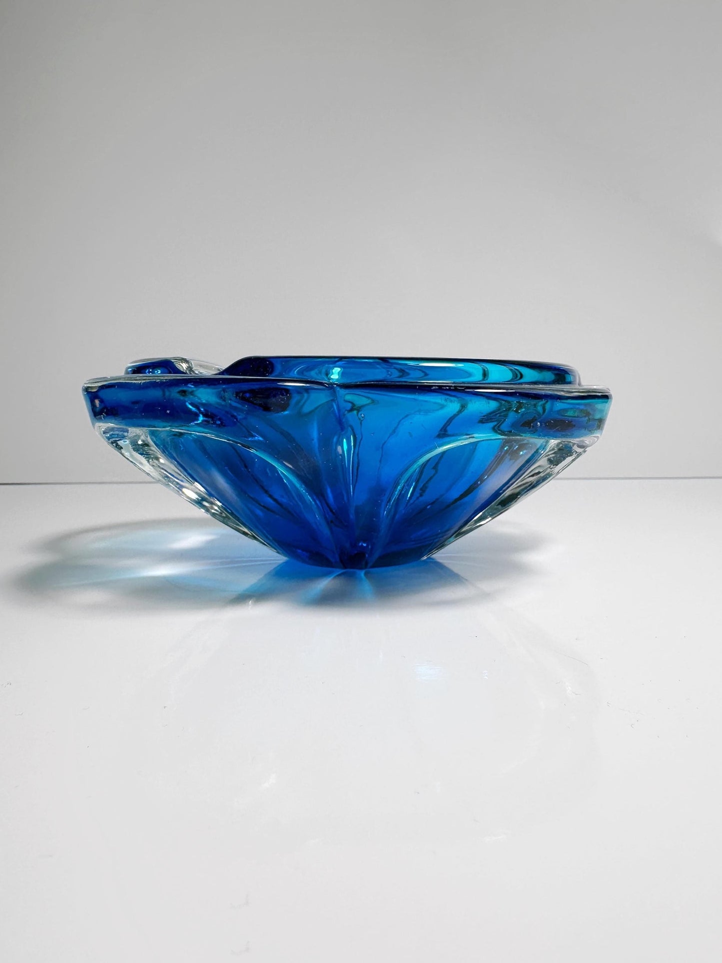 Cendrier tchèque vintage Bol CZ Verre Fleur Bleue 60s 70s Seguso Cobalt Bleu Outremer 70s 70s 1970