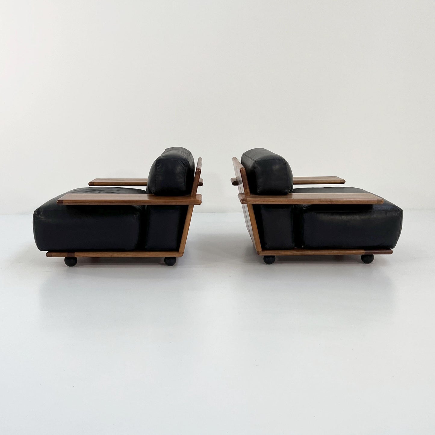 Suite de 2 fauteuils Pianura en cuir noir par Mario Bellini pour Cassina, 1970