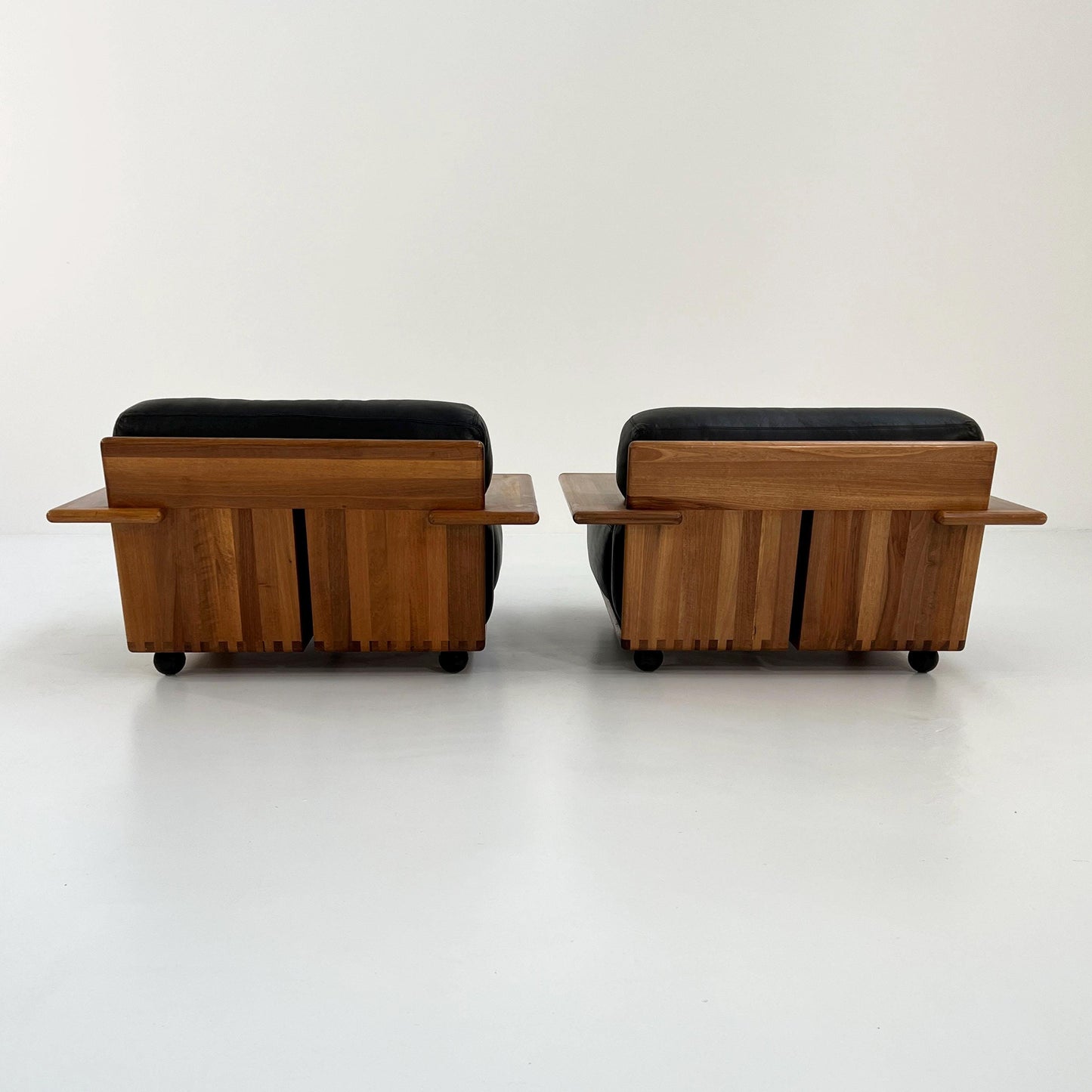 Suite de 2 fauteuils Pianura en cuir noir par Mario Bellini pour Cassina, 1970