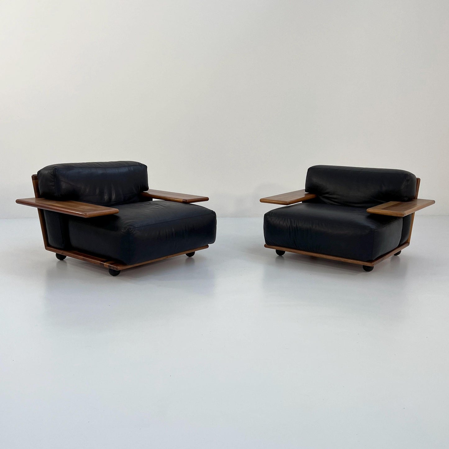 Suite de 2 fauteuils Pianura en cuir noir par Mario Bellini pour Cassina, 1970