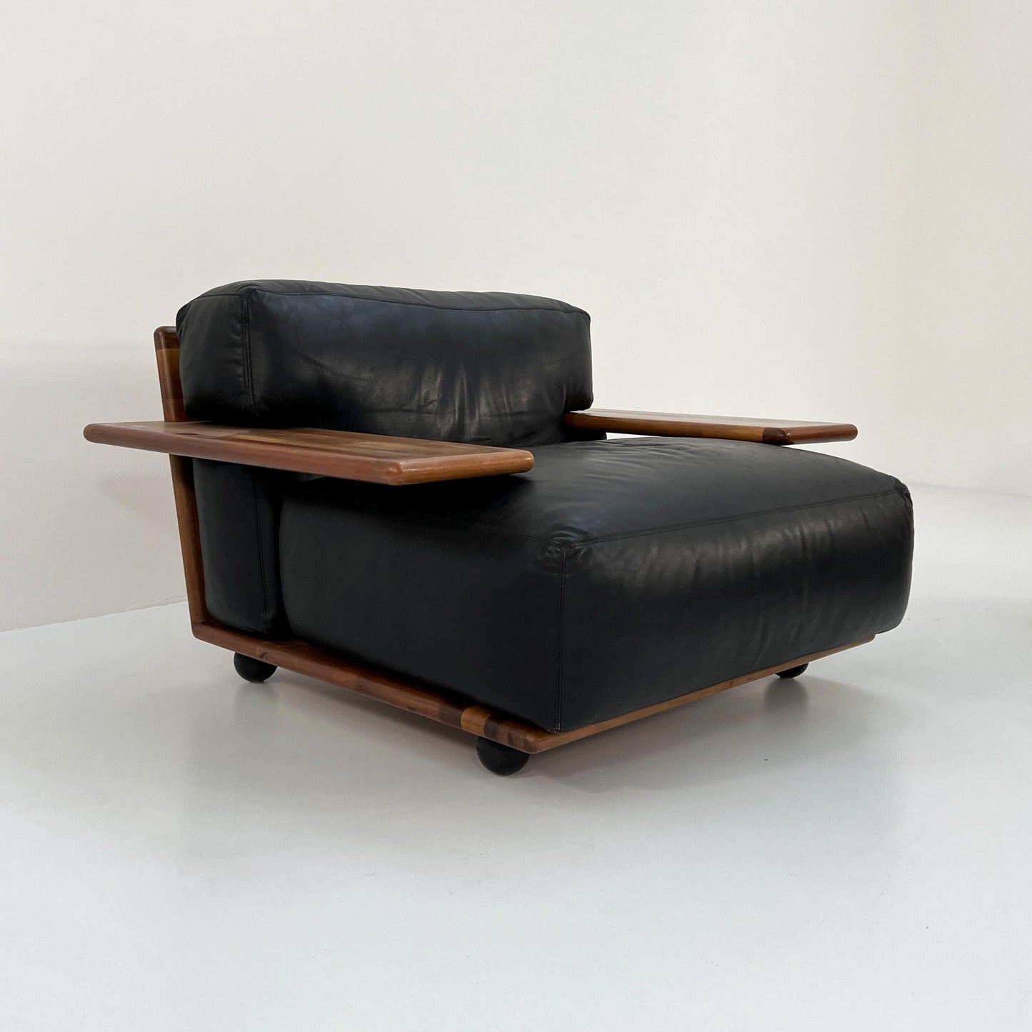 Suite de 2 fauteuils Pianura en cuir noir par Mario Bellini pour Cassina, 1970