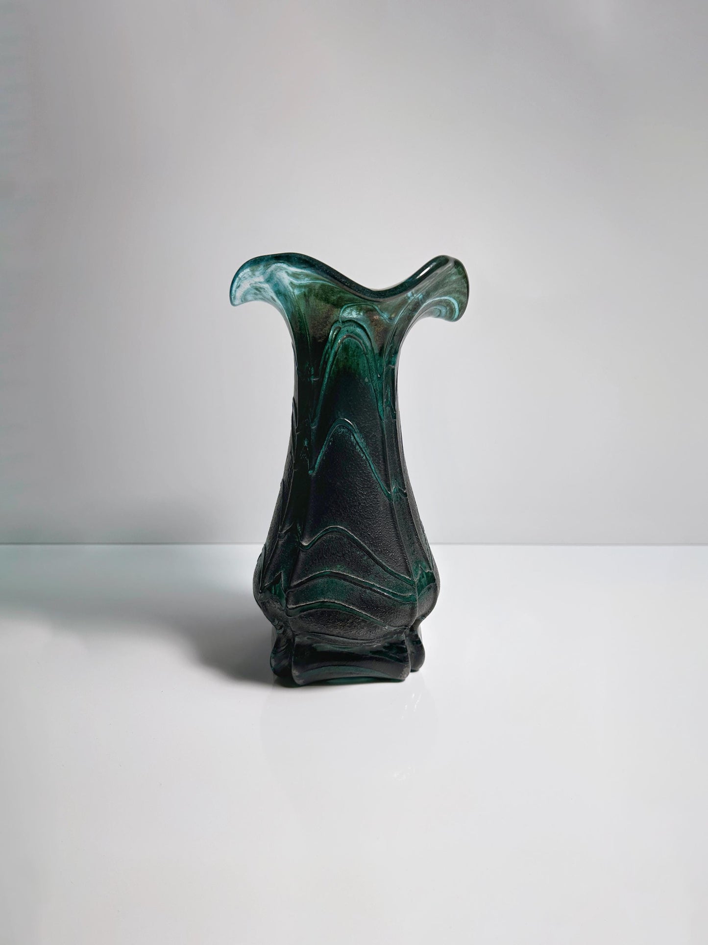 Vase à fleurs en verre vintage Vert Art Nouveau Weinfurtner Glashütten Allemagne Vase en tourmaline irisée années 80 90