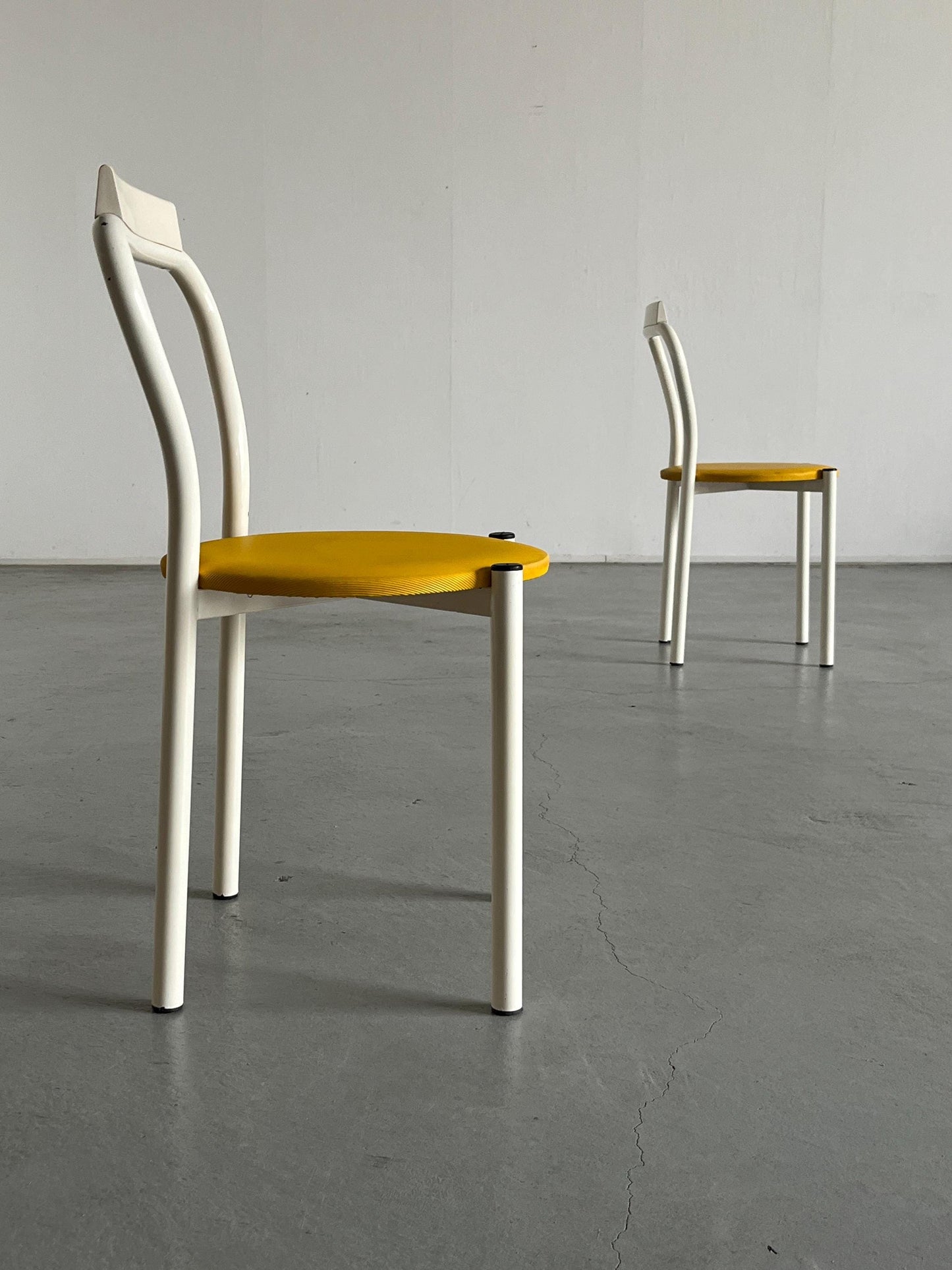 Set von 2 italienische postmoderne Memphis-Stil gebogene Metallstühle von Calligaris, 1990er Jahre Italien Vintage