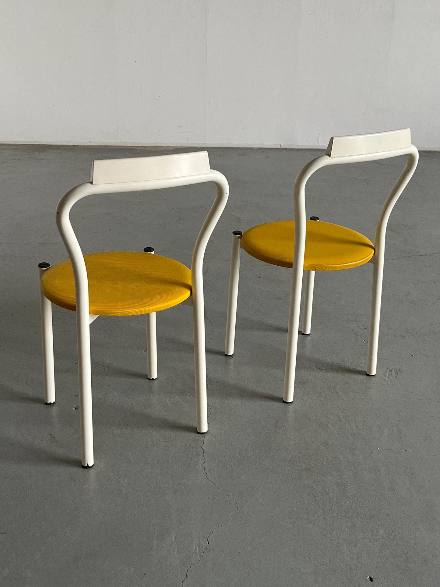 Set von 2 italienische postmoderne Memphis-Stil gebogene Metallstühle von Calligaris, 1990er Jahre Italien Vintage