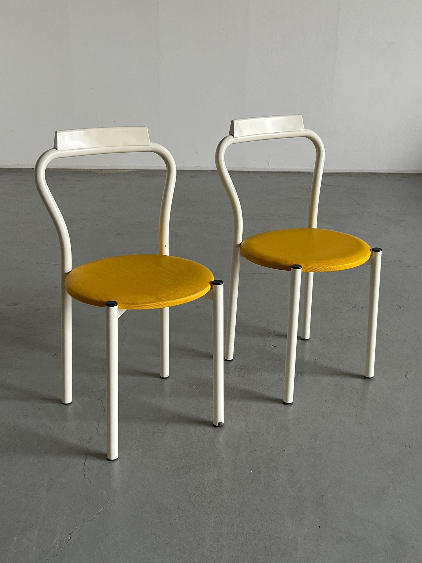 Set von 2 italienische postmoderne Memphis-Stil gebogene Metallstühle von Calligaris, 1990er Jahre Italien Vintage