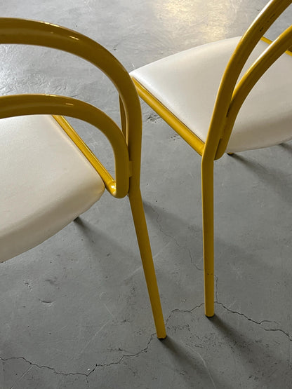 Ensemble de 4 chaises sculpturales avec structure en fer courbé jaune et revêtement en simili cuir blanc, Italie 1980