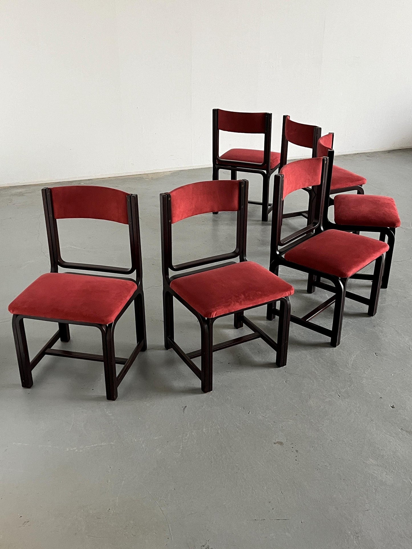 1 of 6 Vintage Mid-Century Modern Sculptural Dining Chairs in Burgundy Upholstery and Walnut, 1970s Italy