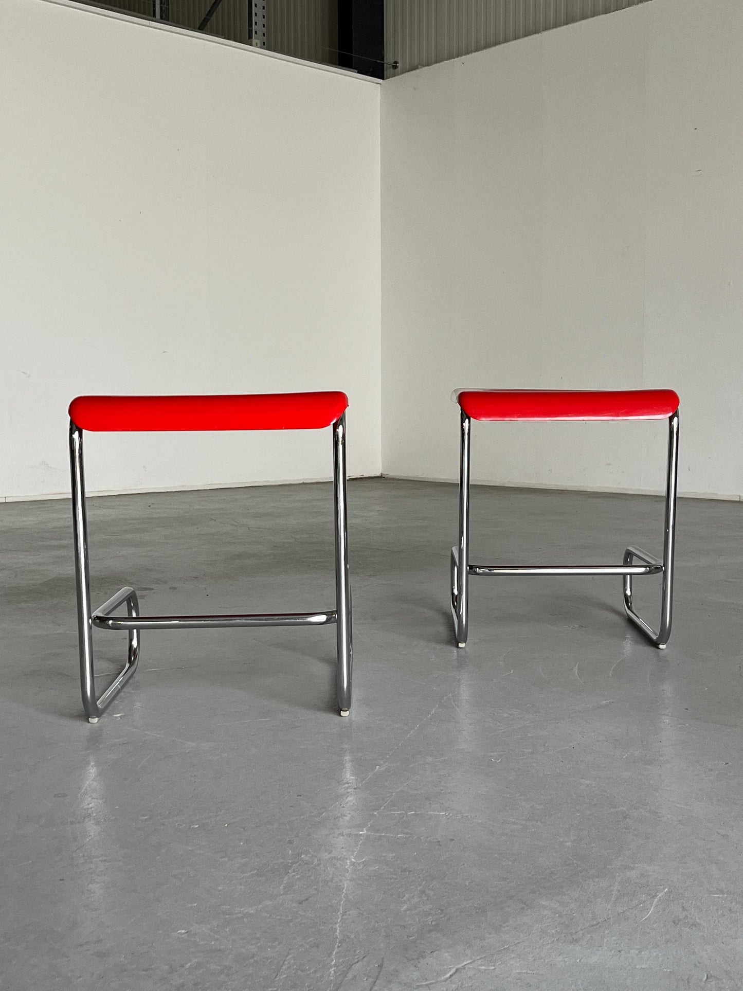 Set of 2 Vintage Modernist Cantilever Stools by Arclinea, in Red Plastic and Chromed Tubular Steel, 1970s Italy