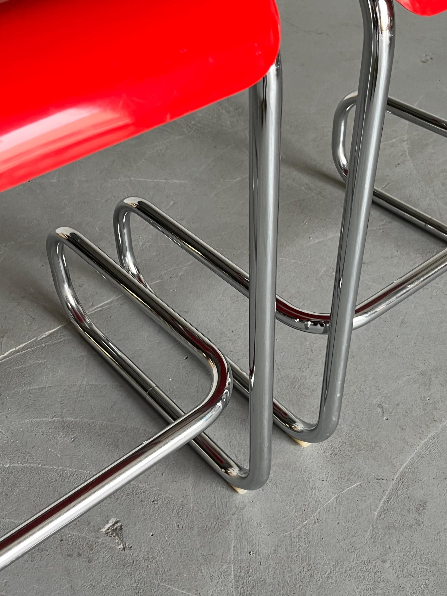 Set of 2 Vintage Modernist Cantilever Stools by Arclinea, in Red Plastic and Chromed Tubular Steel, 1970s Italy