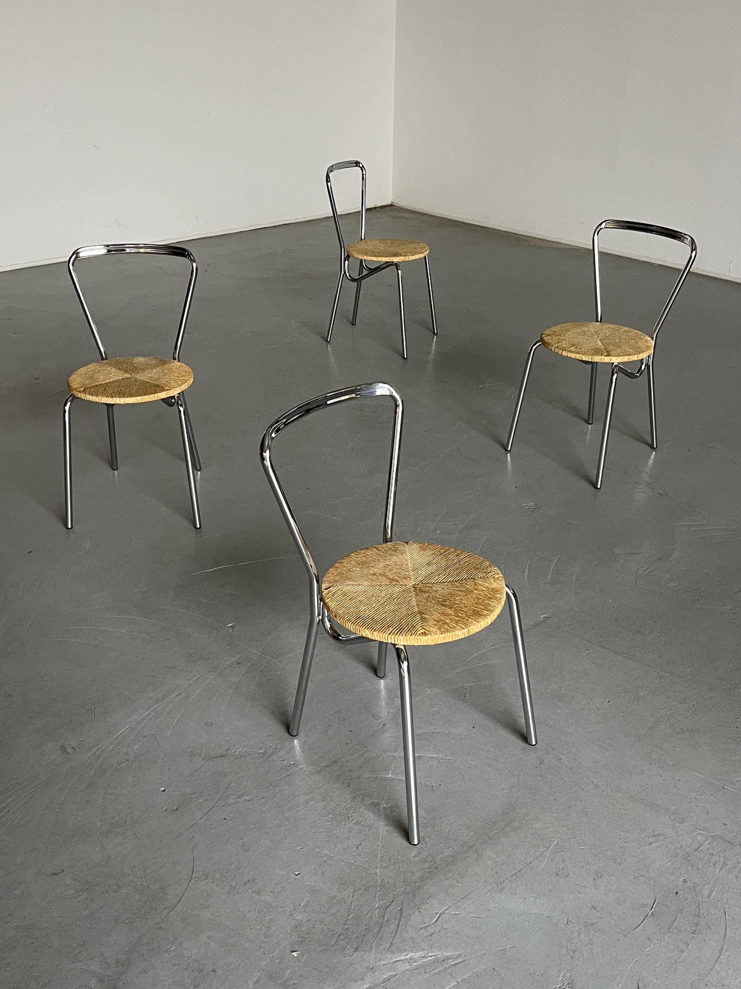 Ensemble de 4 chaises à repas modernistes en acier chromé et assises en corde tressée, Italie 1970