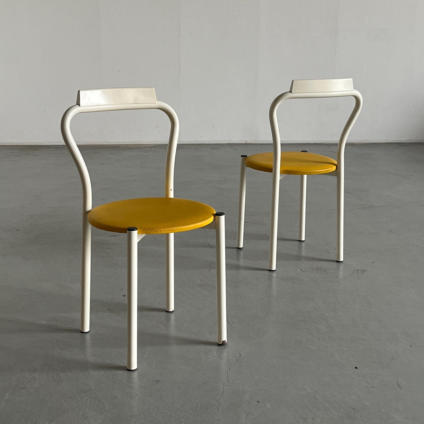 Set von 2 italienische postmoderne Memphis-Stil gebogene Metallstühle von Calligaris, 1990er Jahre Italien Vintage