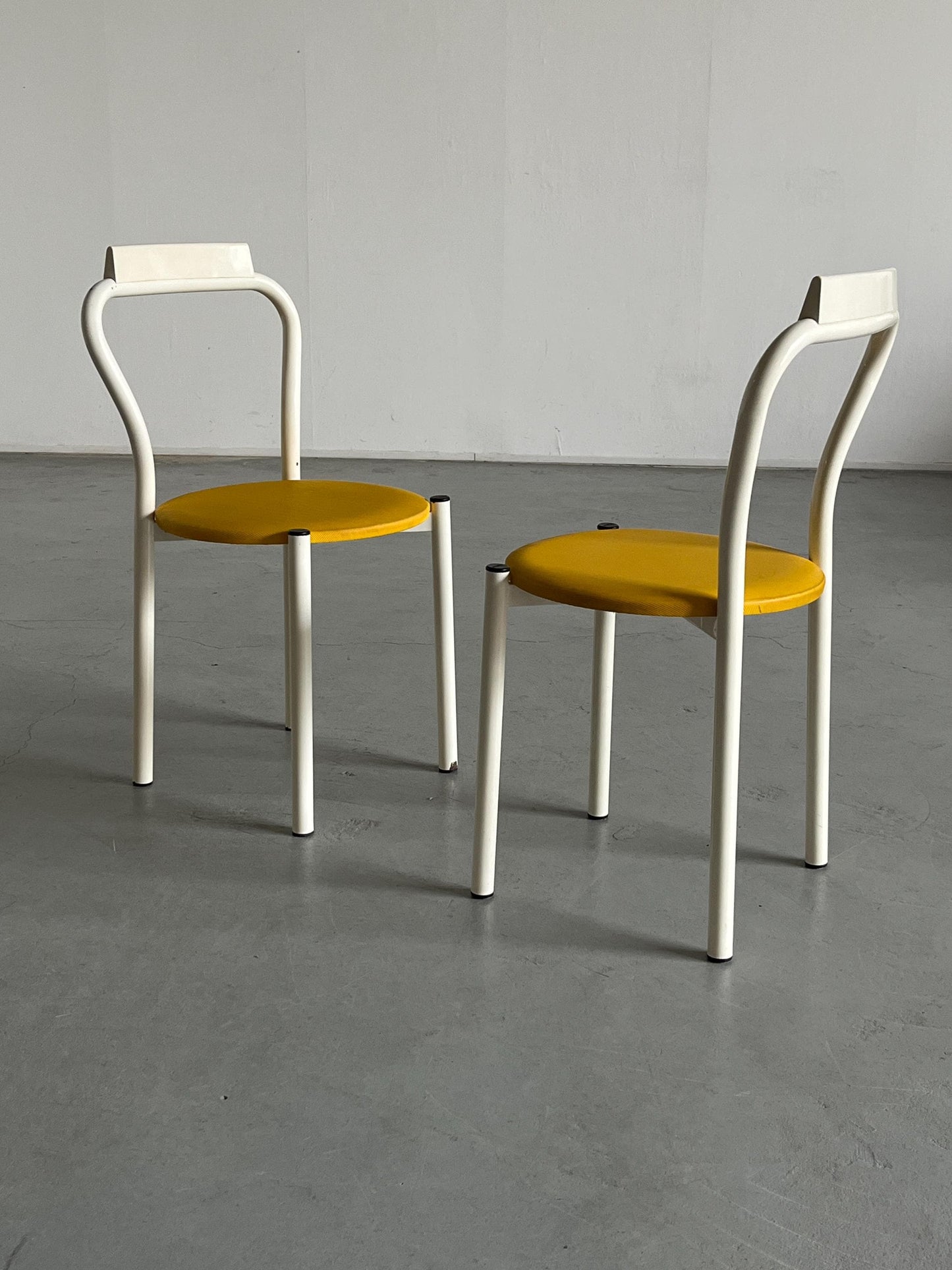 Set von 2 italienische postmoderne Memphis-Stil gebogene Metallstühle von Calligaris, 1990er Jahre Italien Vintage