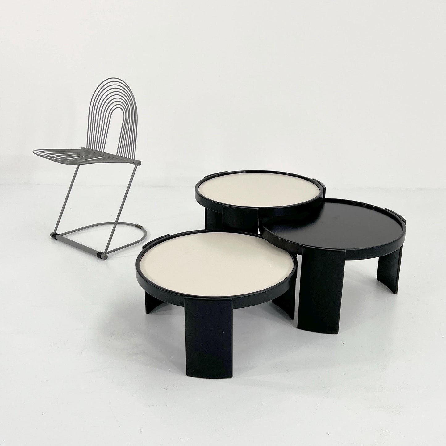 Suite de 3 grandes tables gigognes réversibles par Gianfranco Frattini pour Cassina, années 60