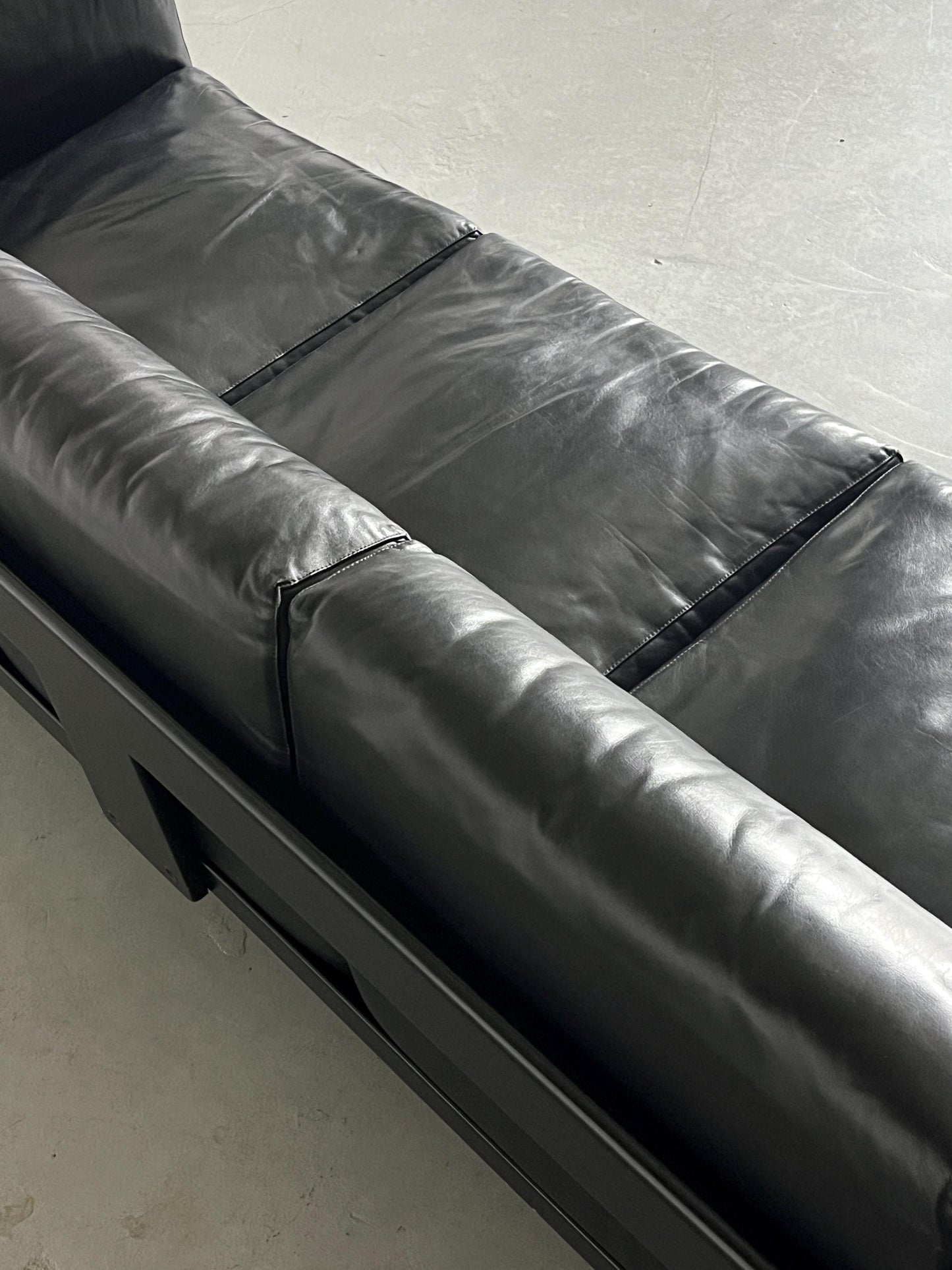 Vintage Mid-Century Modern 'Bastiano' Sofa by Tobia Scarpa for Gavina, Black Leather and Rosewood, 1960s Italy